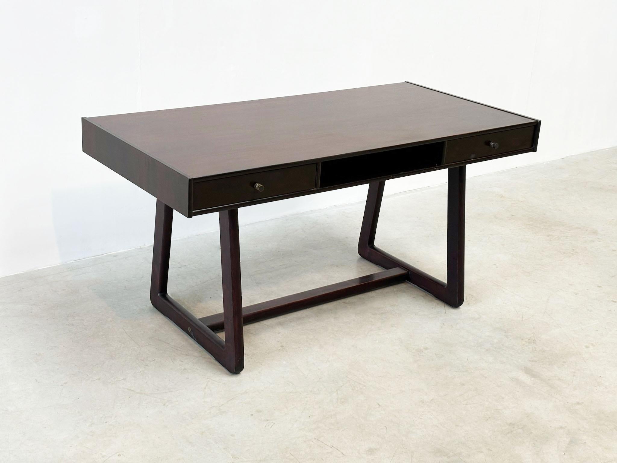 Geometrischer dunkelbrauner italienischer Schreibtisch aus den 1970er Jahren (Holz) im Angebot