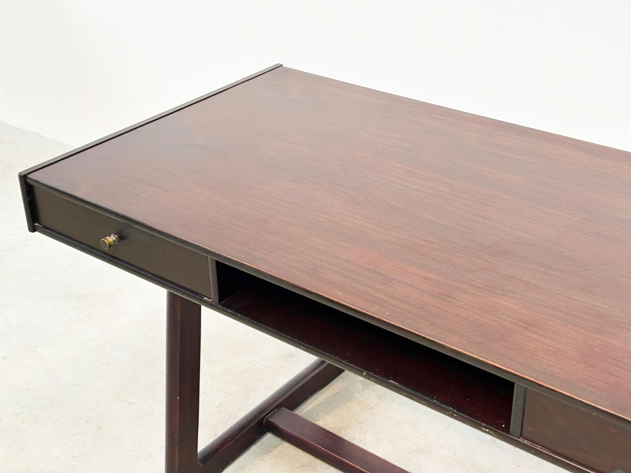 Geometrischer dunkelbrauner italienischer Schreibtisch aus den 1970er Jahren im Angebot 3