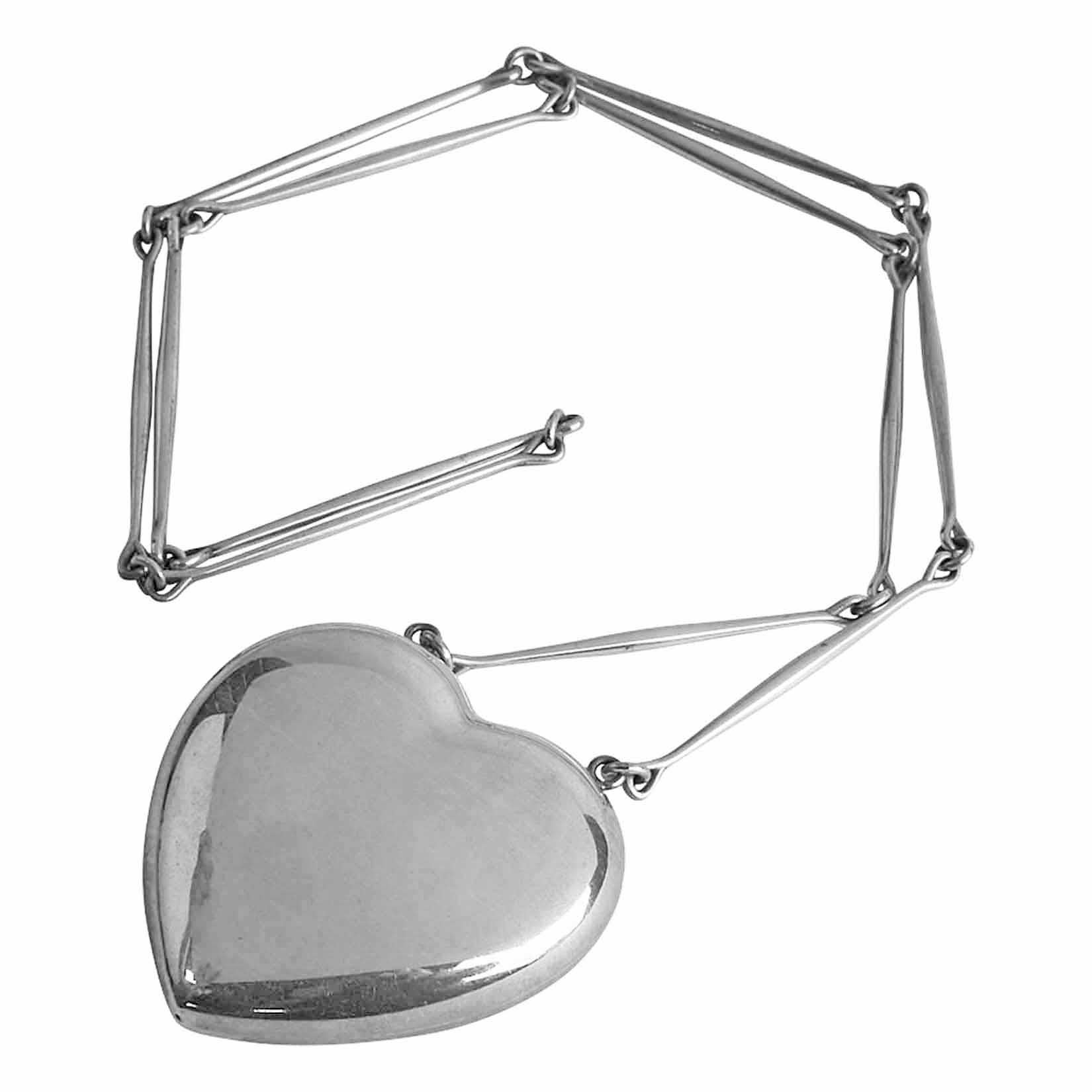 1970's Georg Jensen Astrid large Fog Heart Joy Necklace In Good Condition For Sale In Toronto, ON