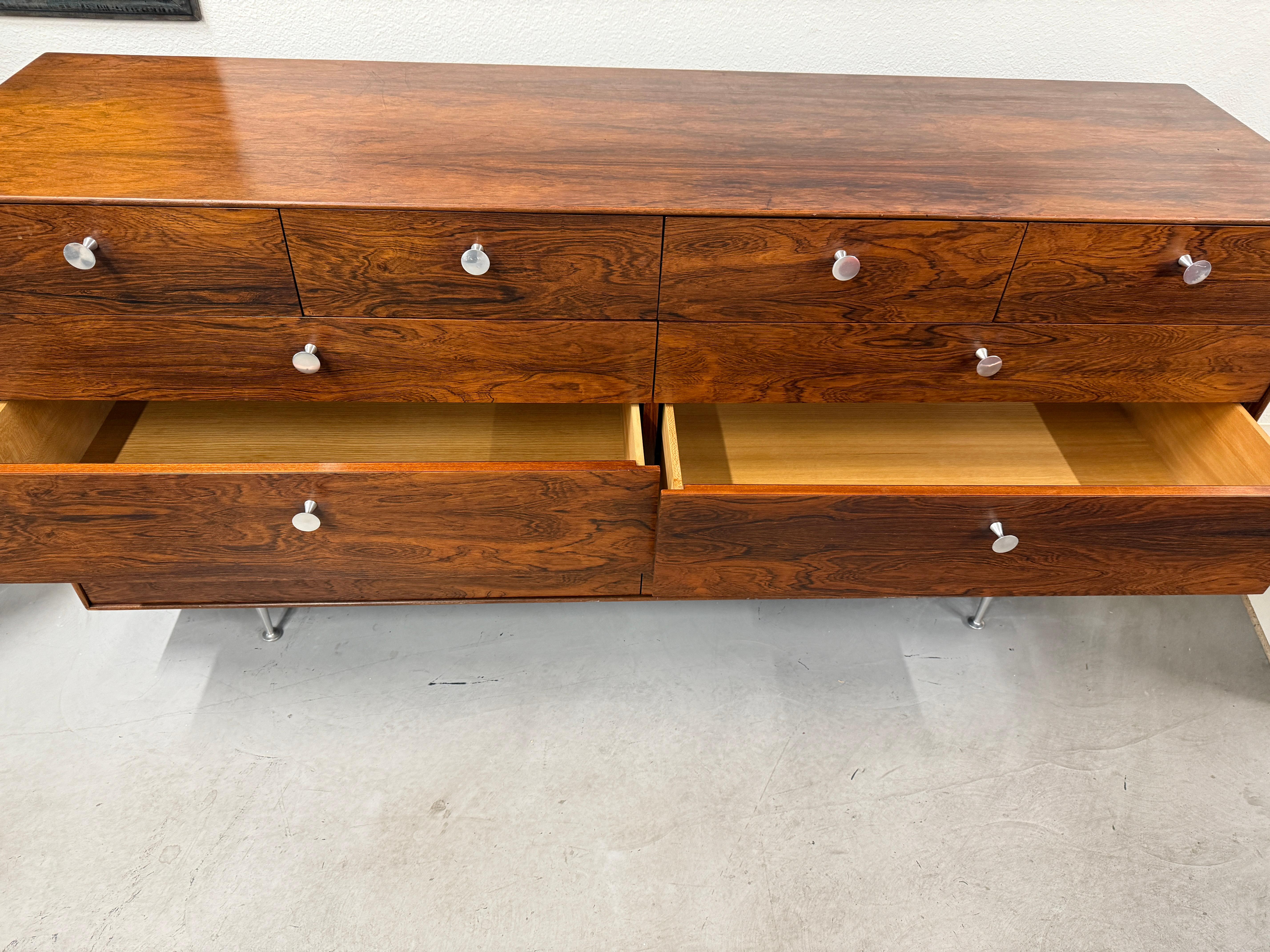 Cassettone lungo con bordo sottile in palissandro di George Nelson del 1970 in vendita 4