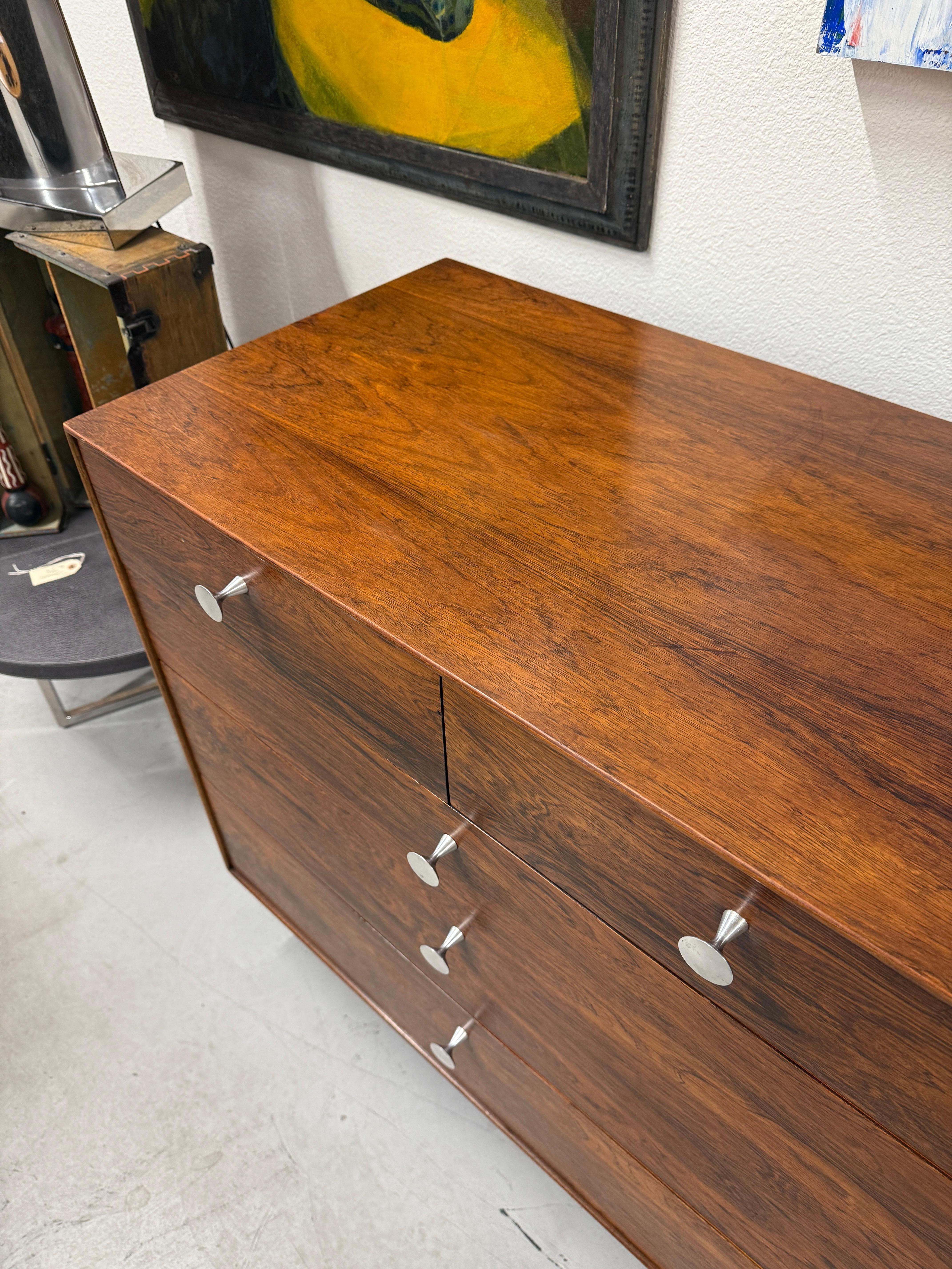 Cassettone lungo con bordo sottile in palissandro di George Nelson del 1970 in vendita 9