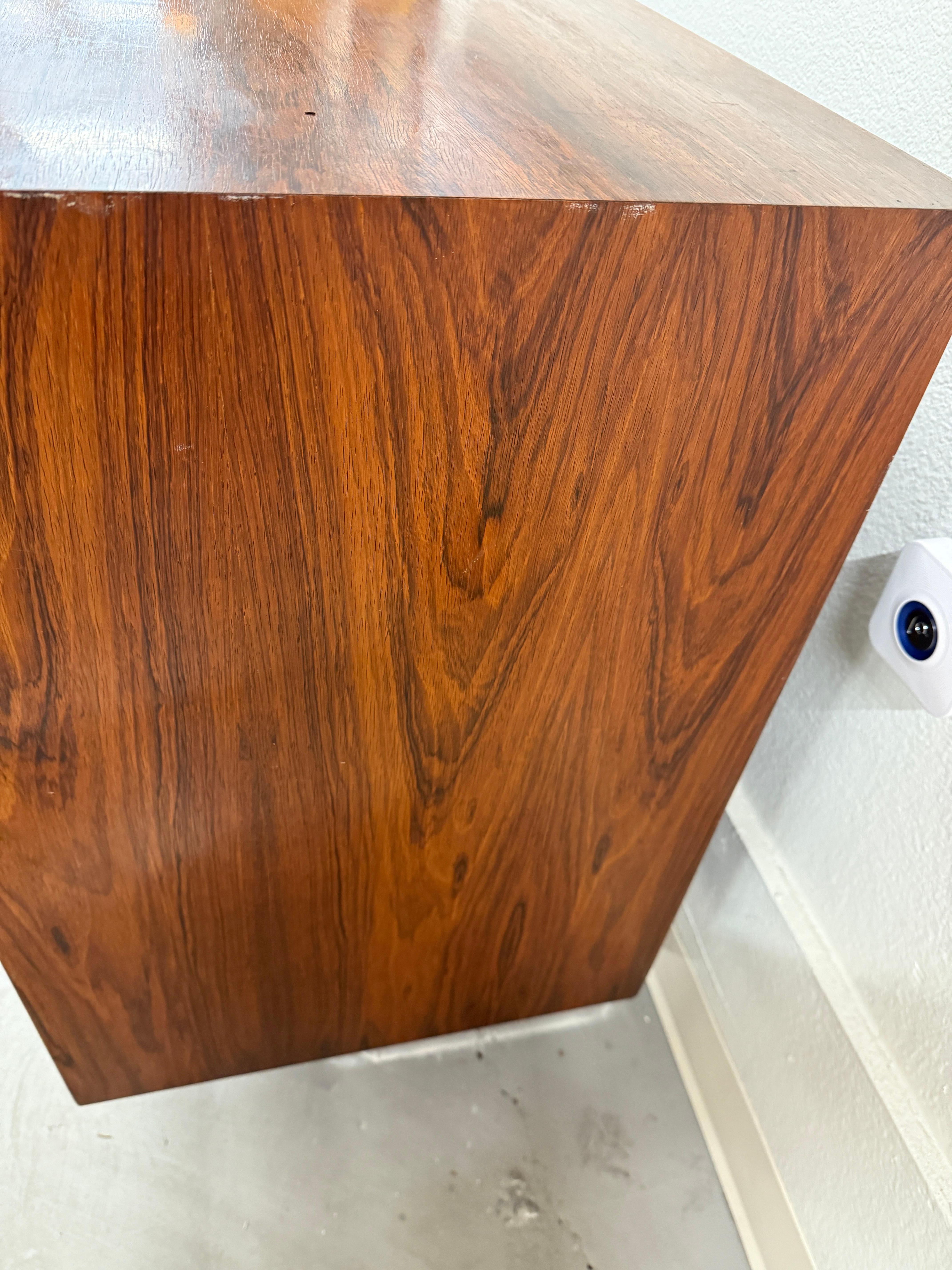 Mid-Century moderno Cassettone lungo con bordo sottile in palissandro di George Nelson del 1970 in vendita
