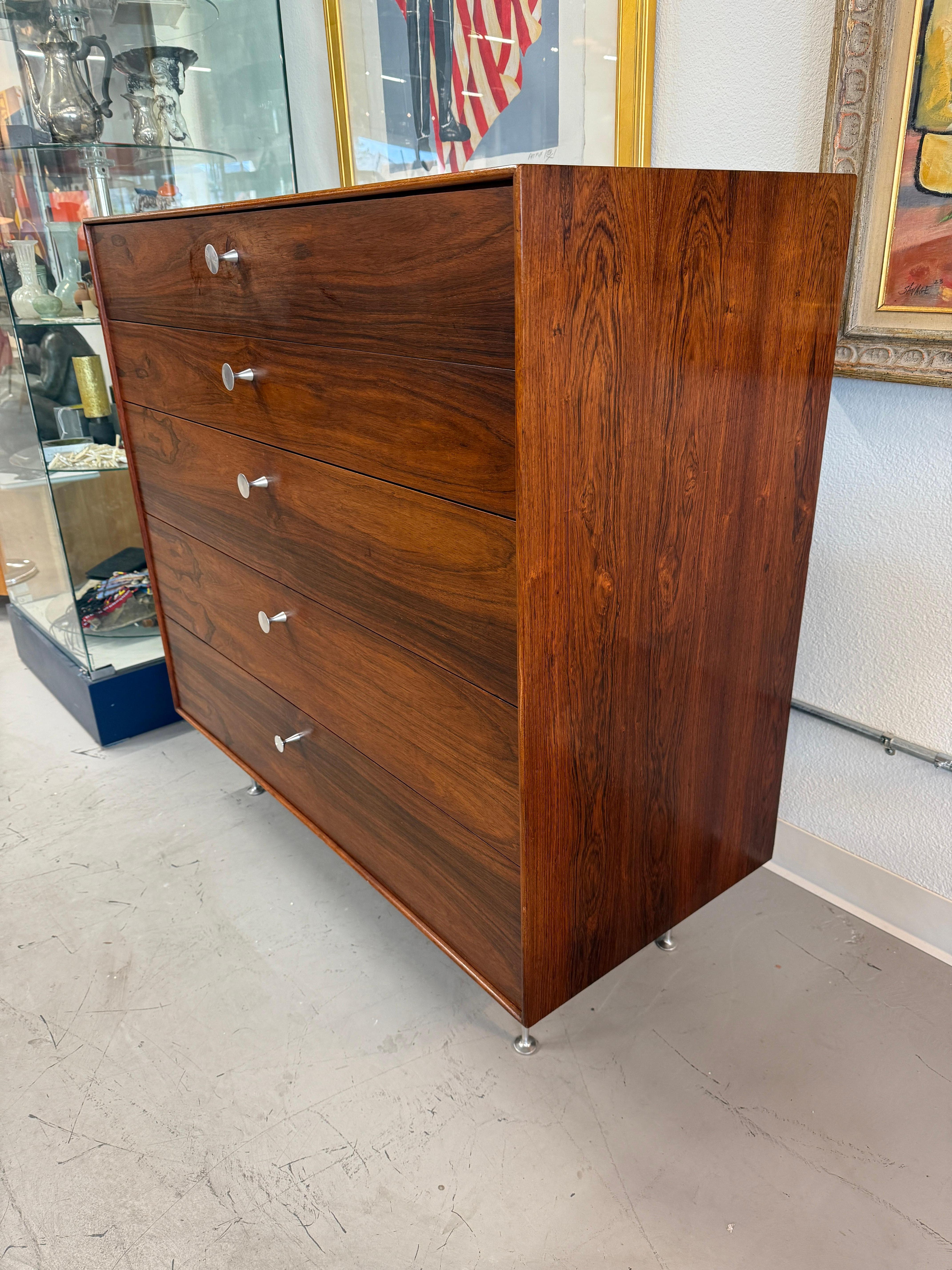 Di recente abbiamo acquistato un set di cassapanche George Nelson in palissandro con bordo sottile da una proprietà. Sono vintage anni '70 e conservano ancora l'etichetta Herman Miller. Consulta l'altro annuncio su questo sito per la cassapanca