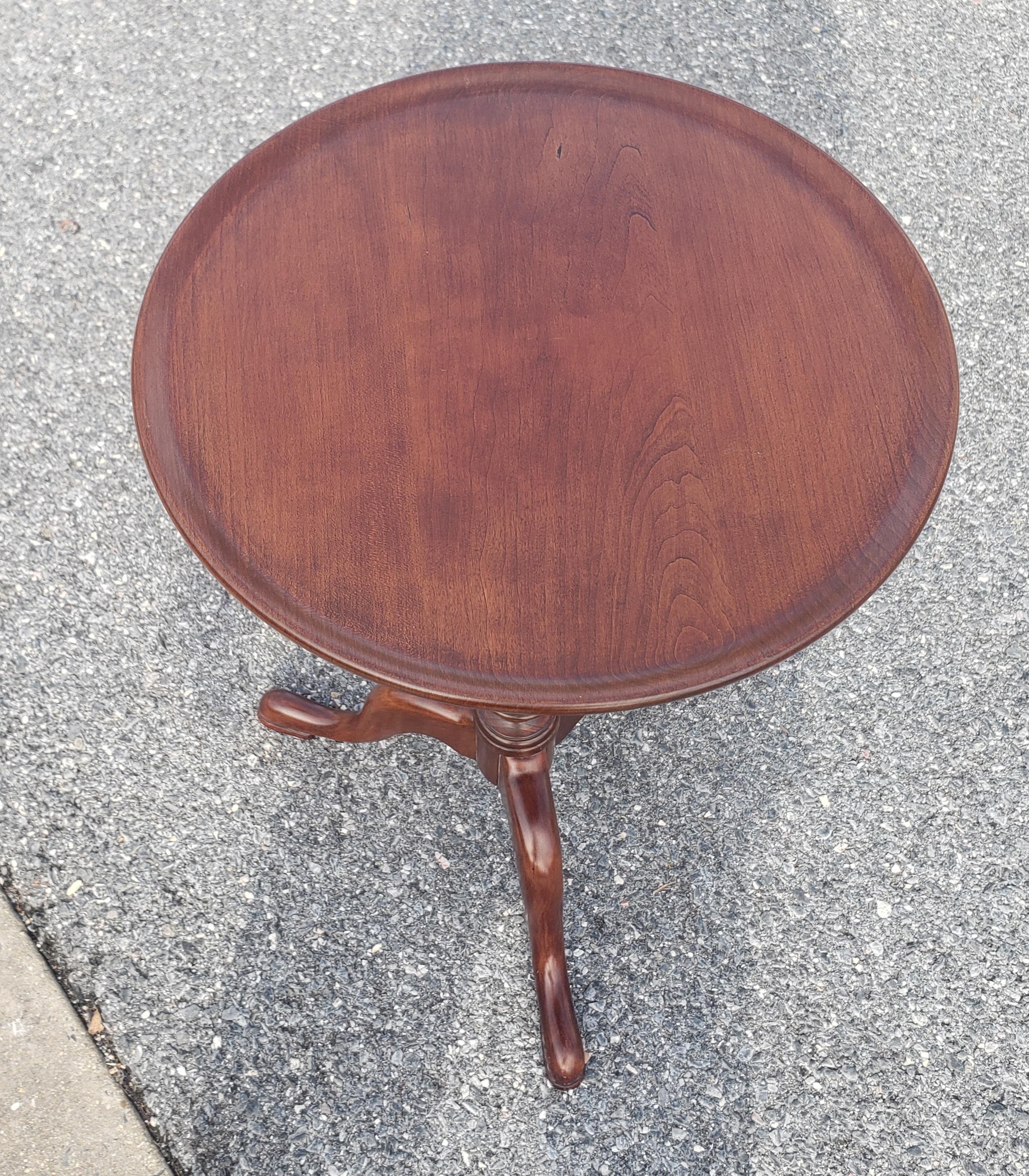 George White des années 1970, fabriqué à la main pour la Barley Collection. Bougeoir ou table d'appoint en merisier, de style Queen Anne. Excellent état. Mesure 16