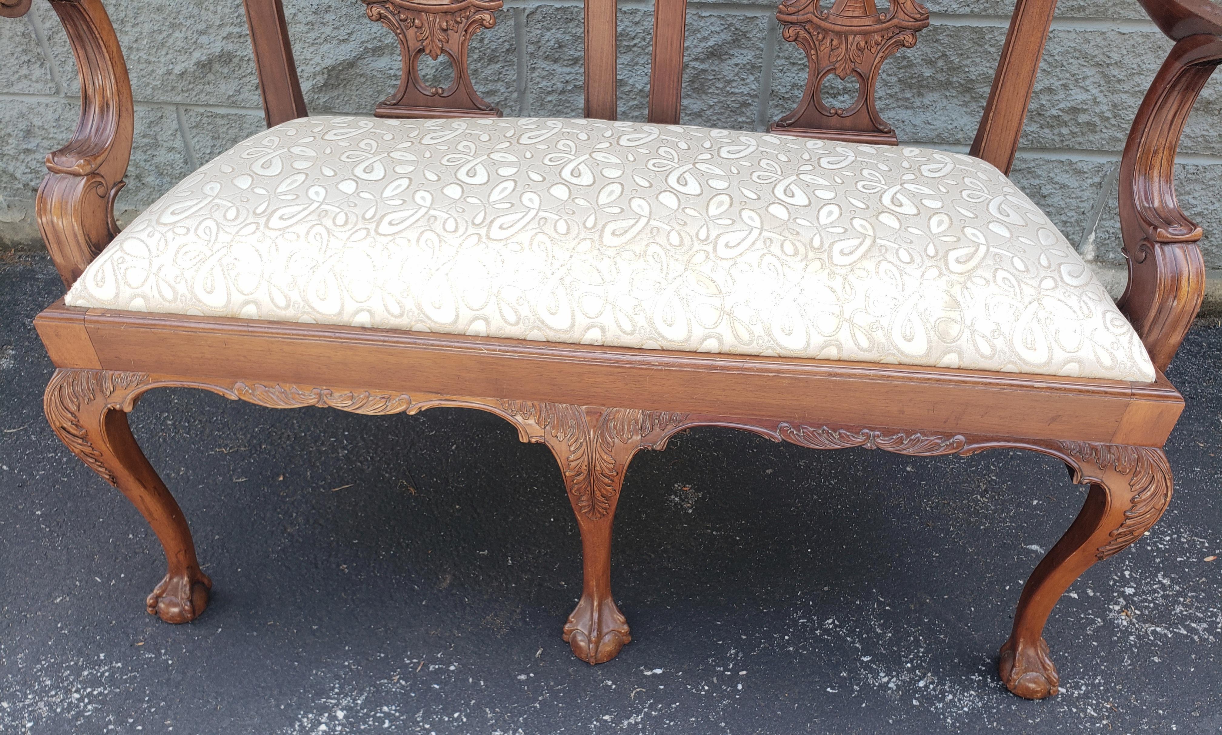 1970s Georgian Furnishing Chippendale Hand Carved Mahogany Upholstered Settee For Sale 1