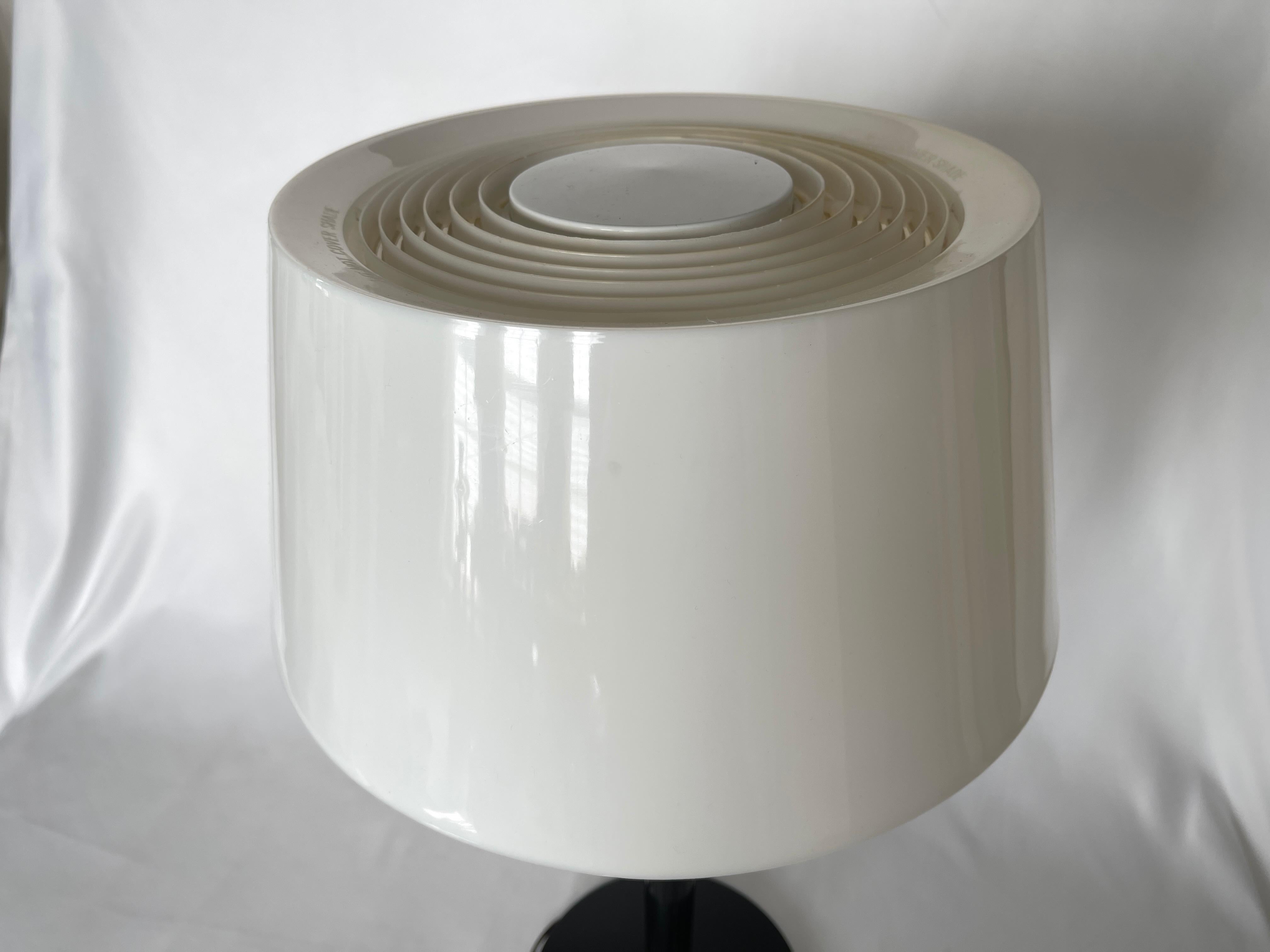 Gerald Thurston für Lightolier basic concept Tischleuchte mit schwarz lackiertem Stahlsockel und Lampenstiel, weißem Acryltrommelschirm und Kunststoffdiffusor darunter. Lampenschalter aus Metall am Sockel. 
Hergestellt in den USA in den 1970er