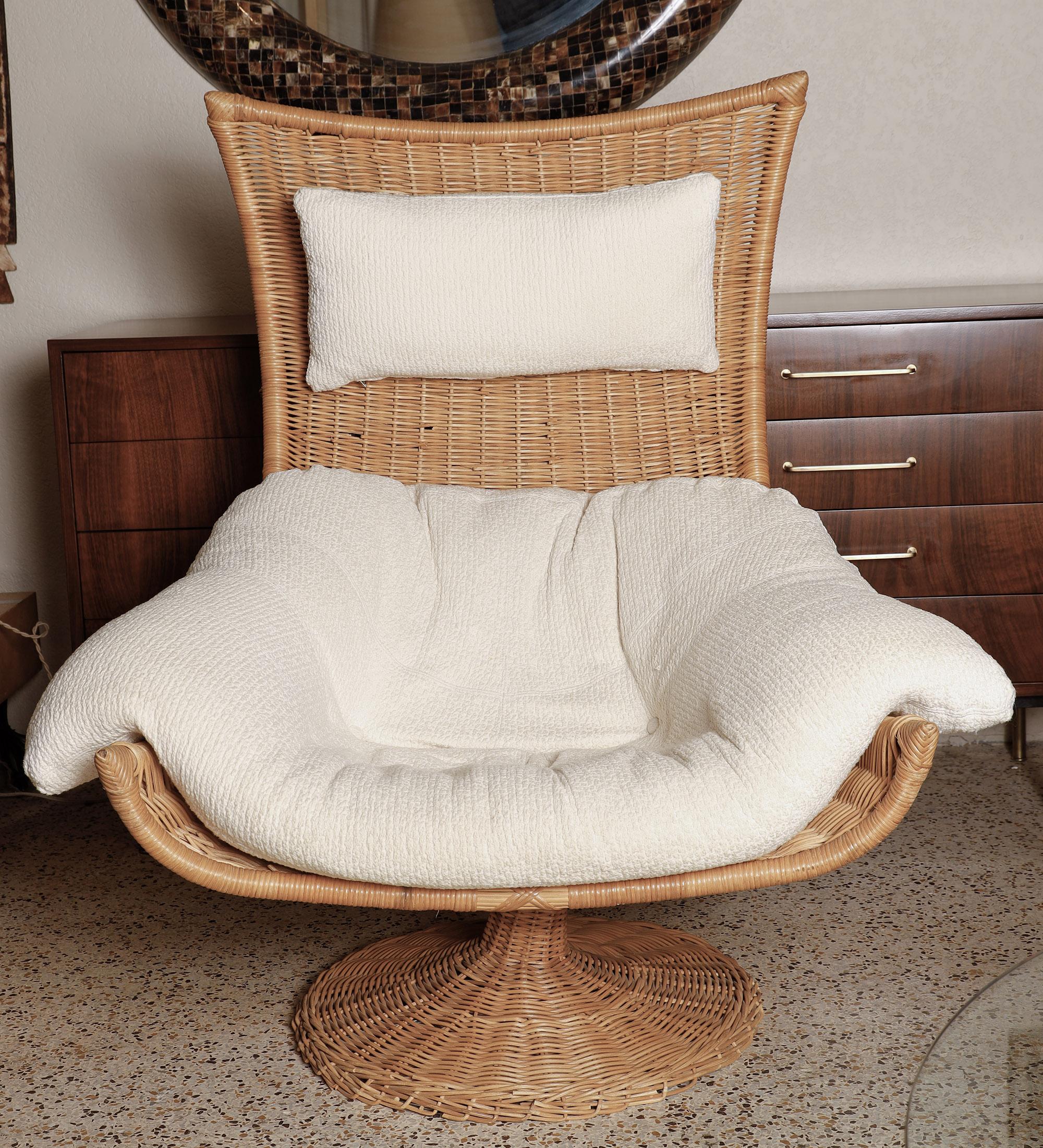 1970s Gerard van den Berg mid-century swivel lounge chair for Montis in
 natural woven rattan and white textured fabric seat and head rest.

Chic and organic !