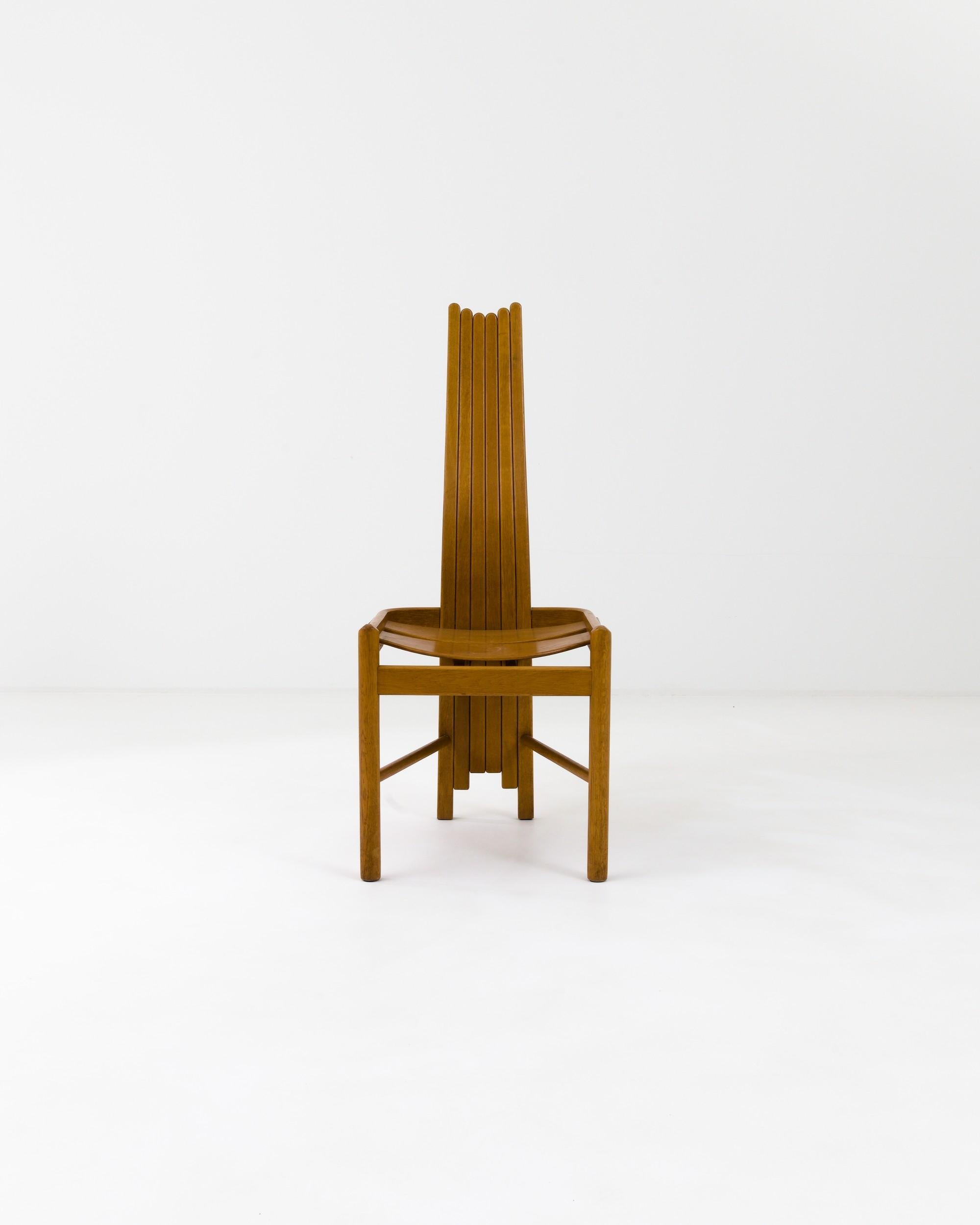 Cette chaise d'appoint brutaliste à couper le souffle a été conçue dans les années 1970 par Allmilmö, un fabricant de meubles allemand réputé pour l'importance qu'il accorde à la qualité de l'artisanat et à l'innovation du design. Le point central,