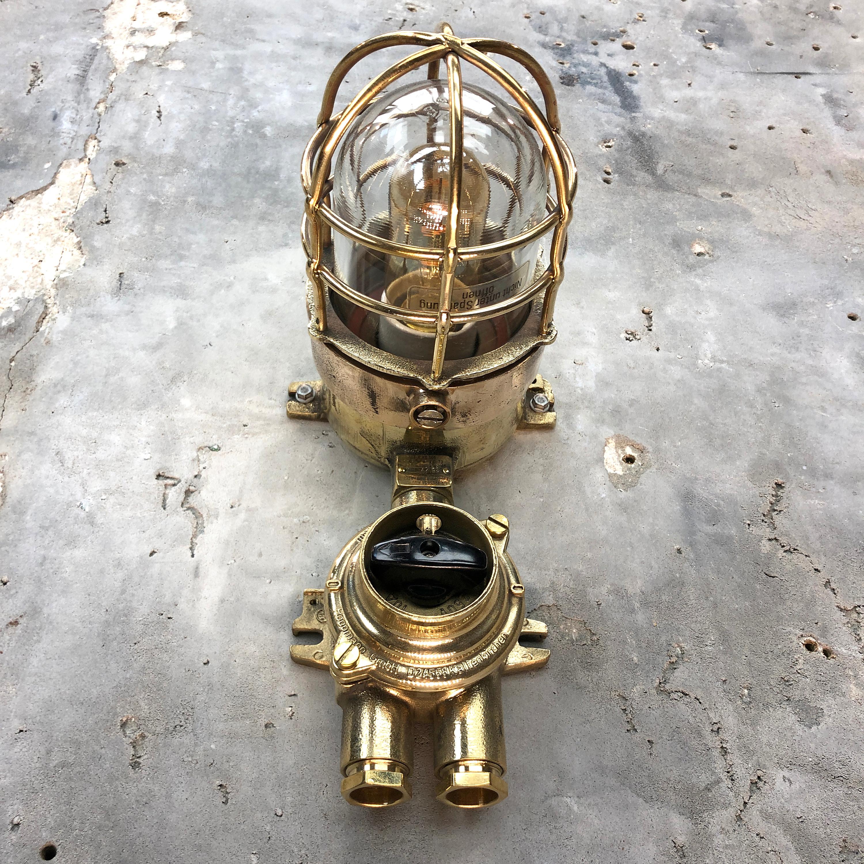 1970er Jahre Deutsch Cast Brass Explosionsgeschützte Wandleuchte Glasschirm und Drehschalter im Angebot 6