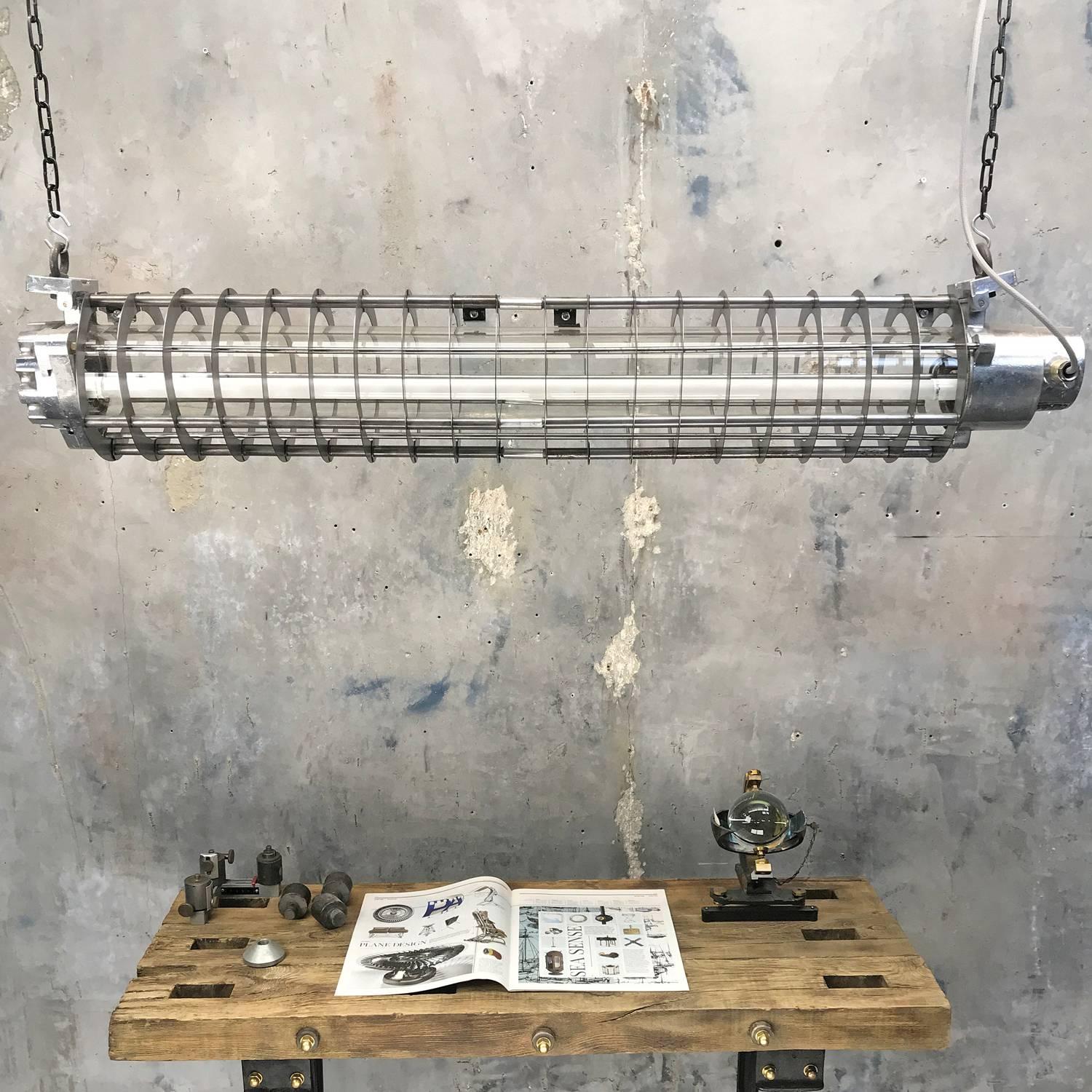 Allemand Lampe à rayures explosion allemande en métal coulé des années 1970 avec abat-jour en verre et acier en vente
