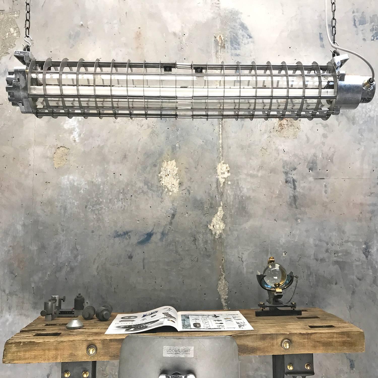 Aluminium Lampe à rayures explosion allemande en métal coulé des années 1970 avec abat-jour en verre et acier en vente