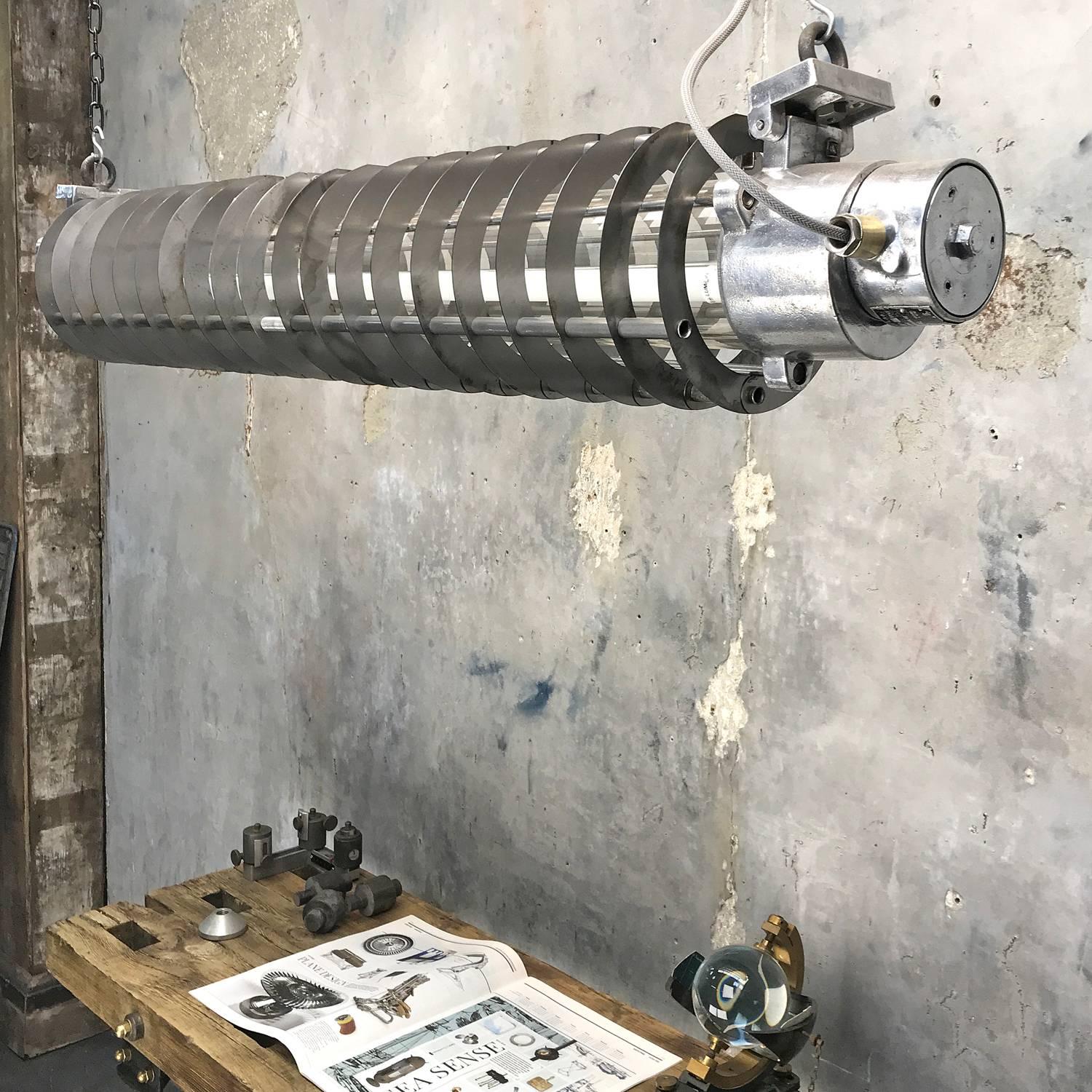 Lampe à rayures explosion allemande en métal coulé des années 1970 avec abat-jour en verre et acier en vente 1
