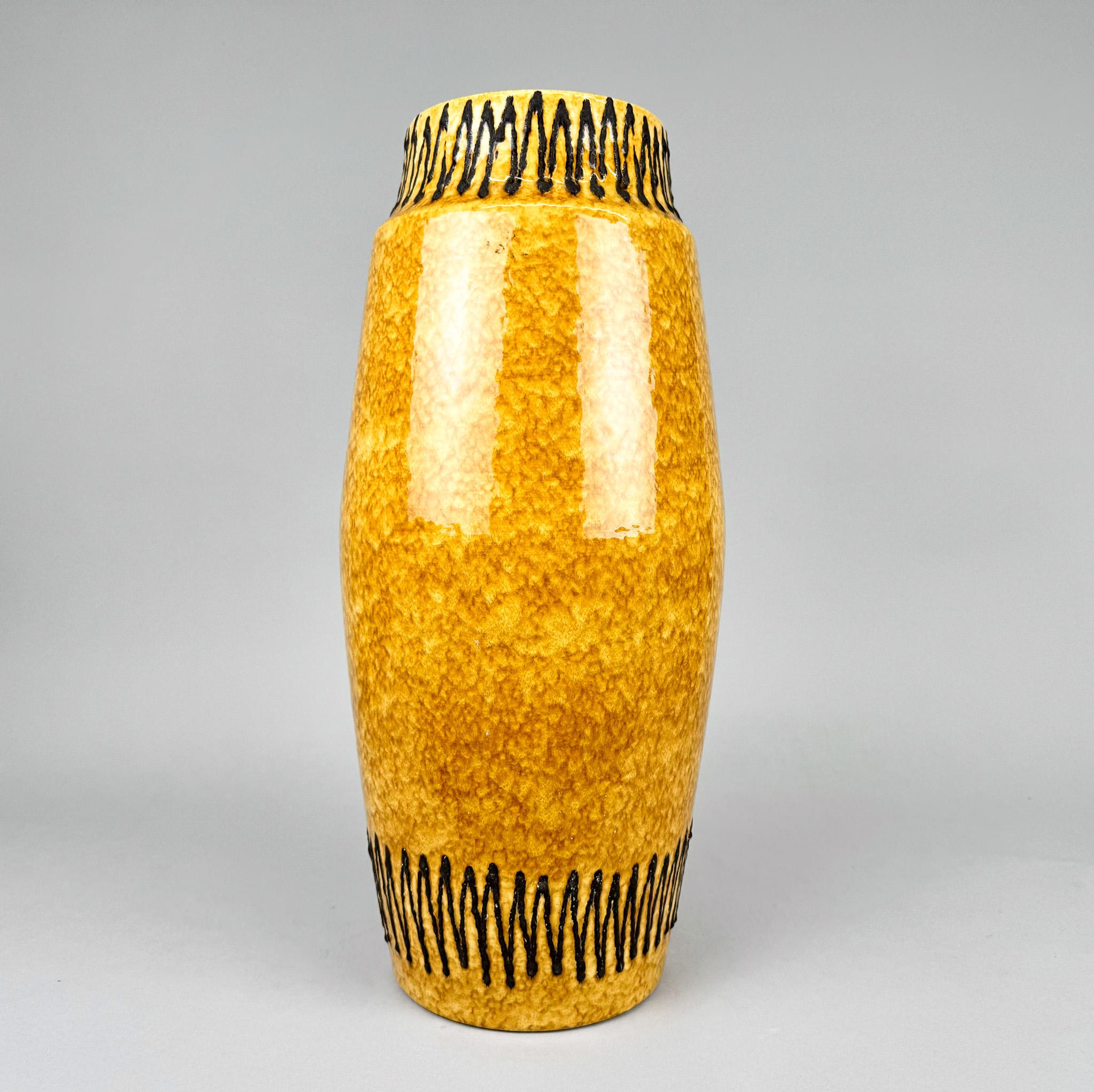 Vaso da terra in ceramica smaltata vintage prodotto in Germania negli anni '70.