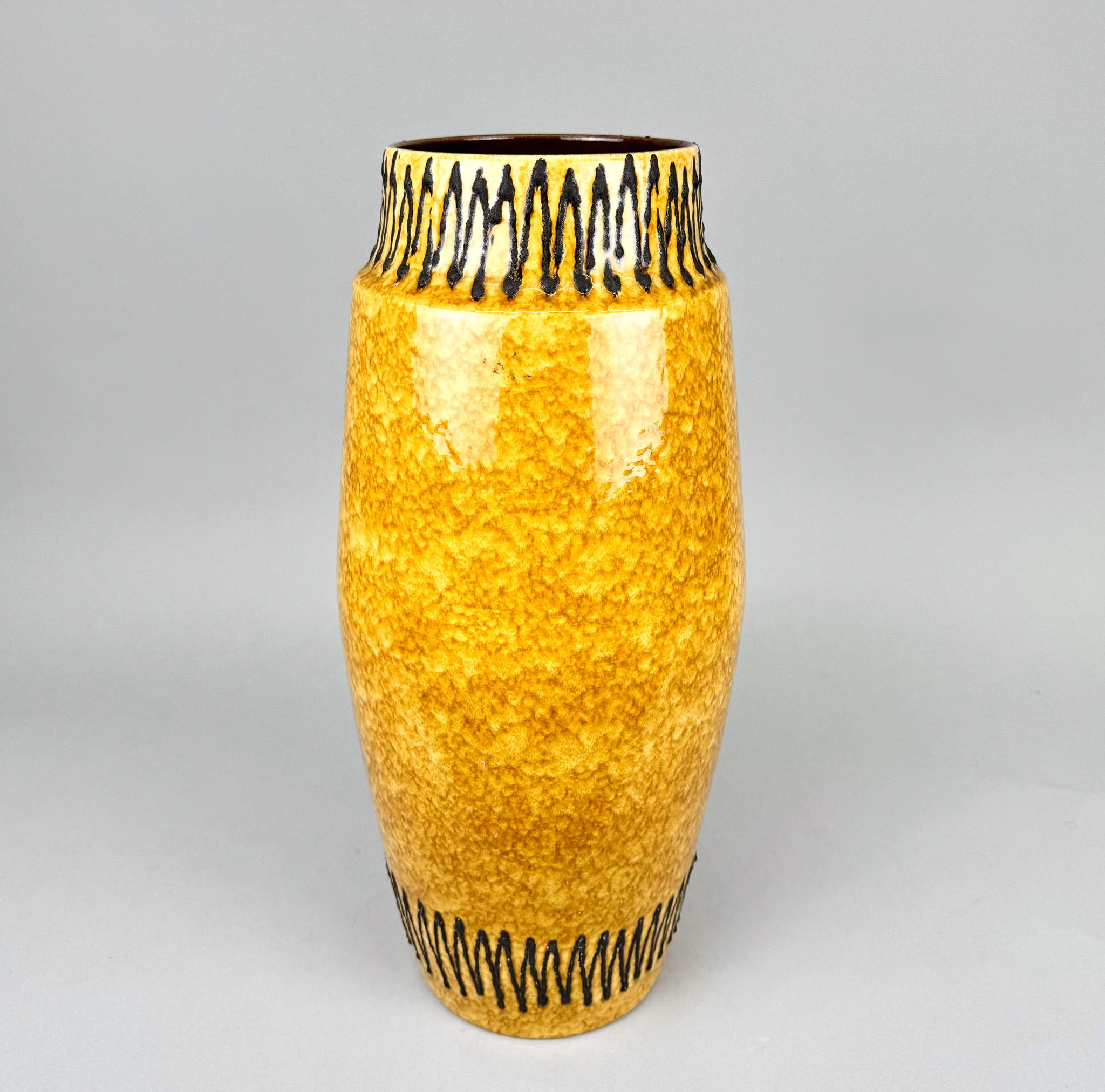 Mid-Century moderno Vaso da terra in ceramica tedesca degli anni '70 in vendita