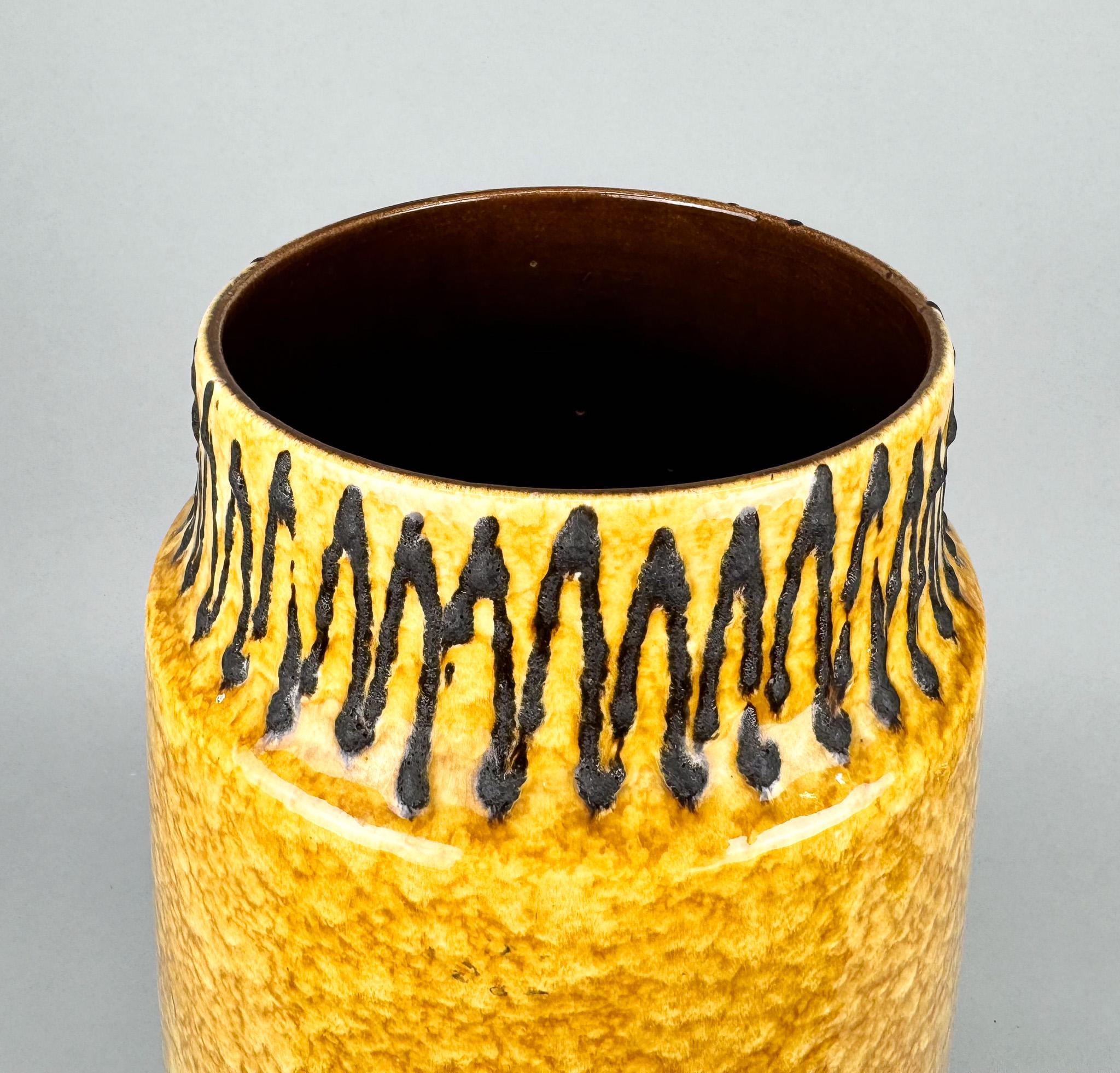 Vaso da terra in ceramica tedesca degli anni '70 In condizioni buone in vendita a Praha, CZ