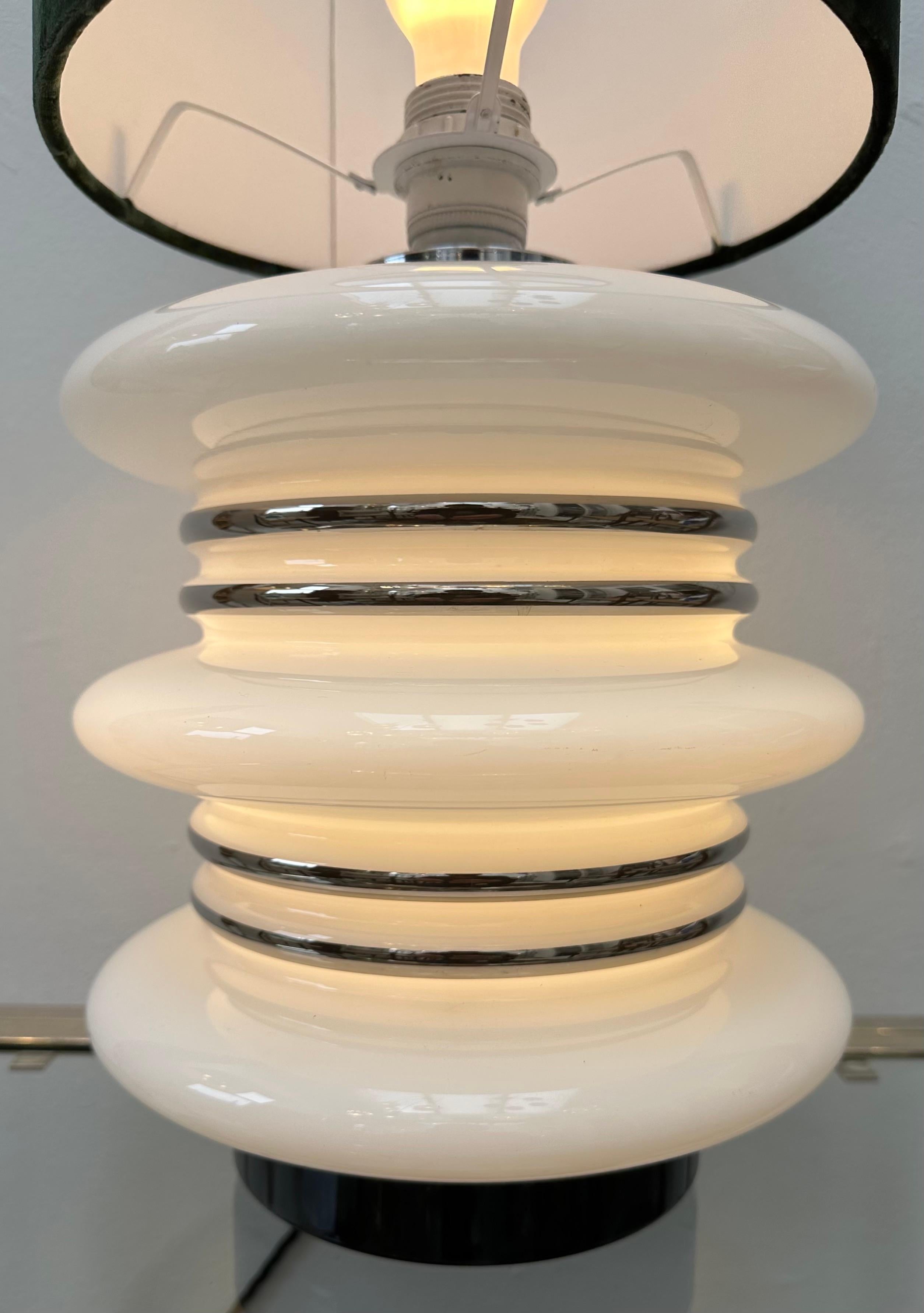 1970er Jahre Deutsch Chrom & Opal weiß beleuchtetes Glas Tischlampe Leclaire & Schäfer im Angebot 5