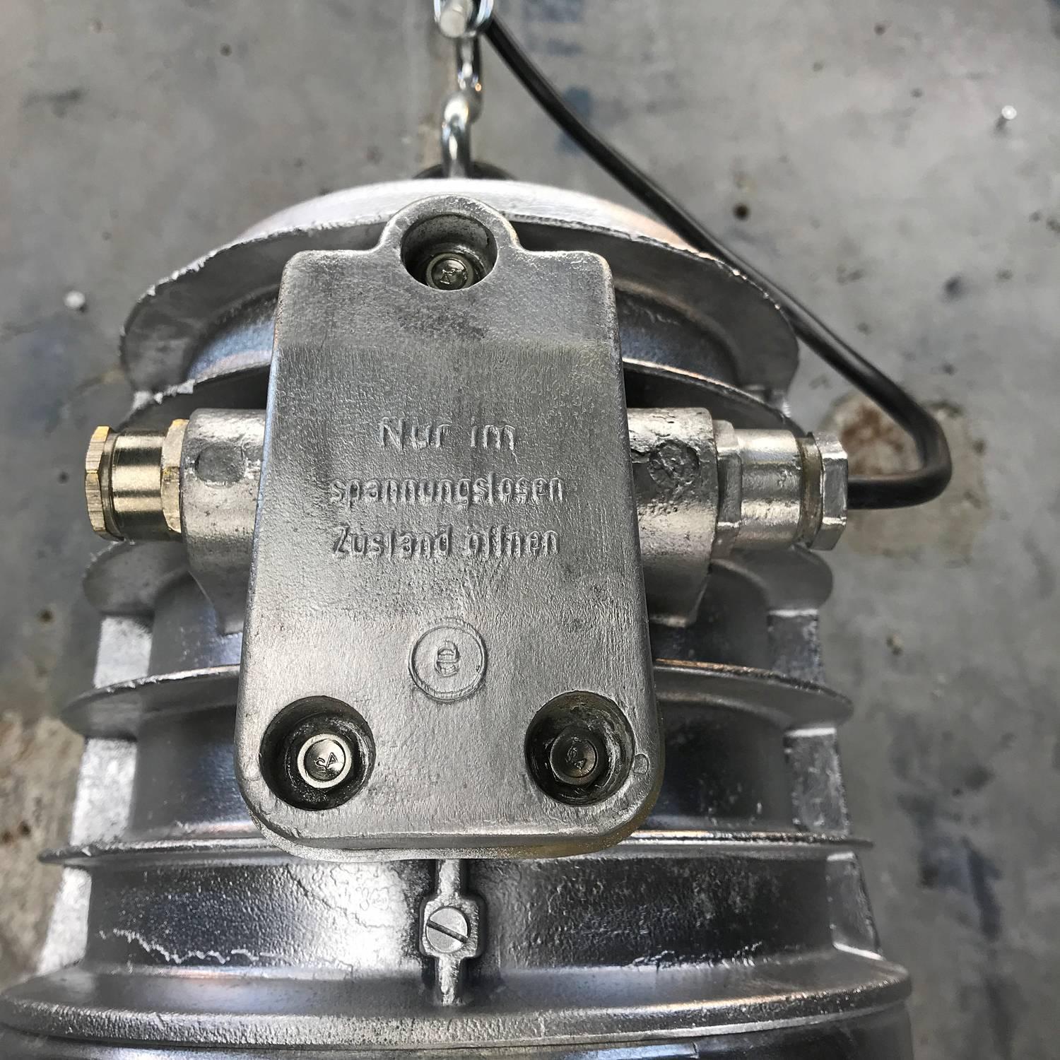 Alluminio Anni '70, Ciondolo tedesco EOW in alluminio fuso a prova di esplosione Cupola in vetro temperato E40 in vendita