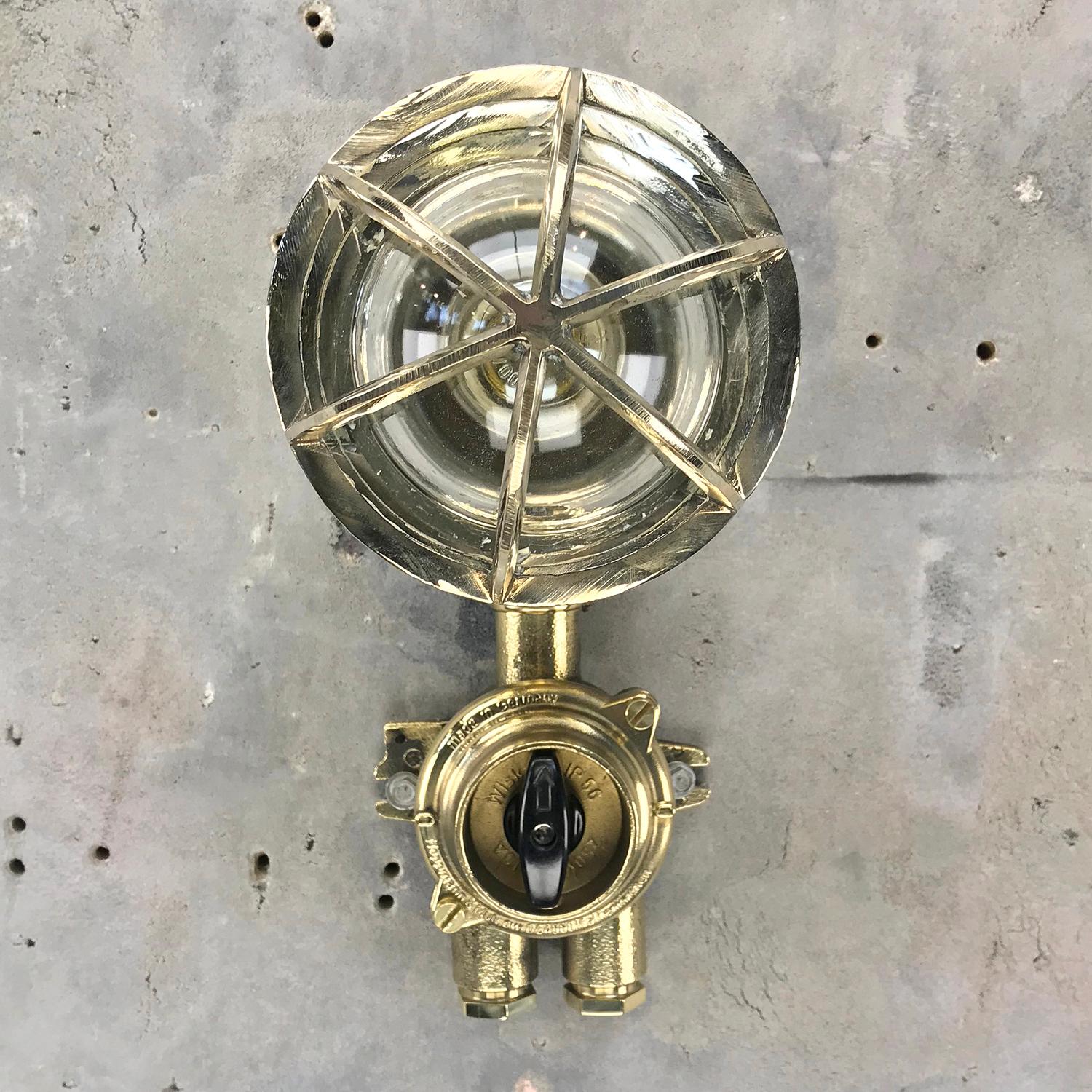 Calco Lampada da parete tedesca antideflagrante degli anni '70 in ottone fuso, paralume in vetro e interruttore rotante in vendita