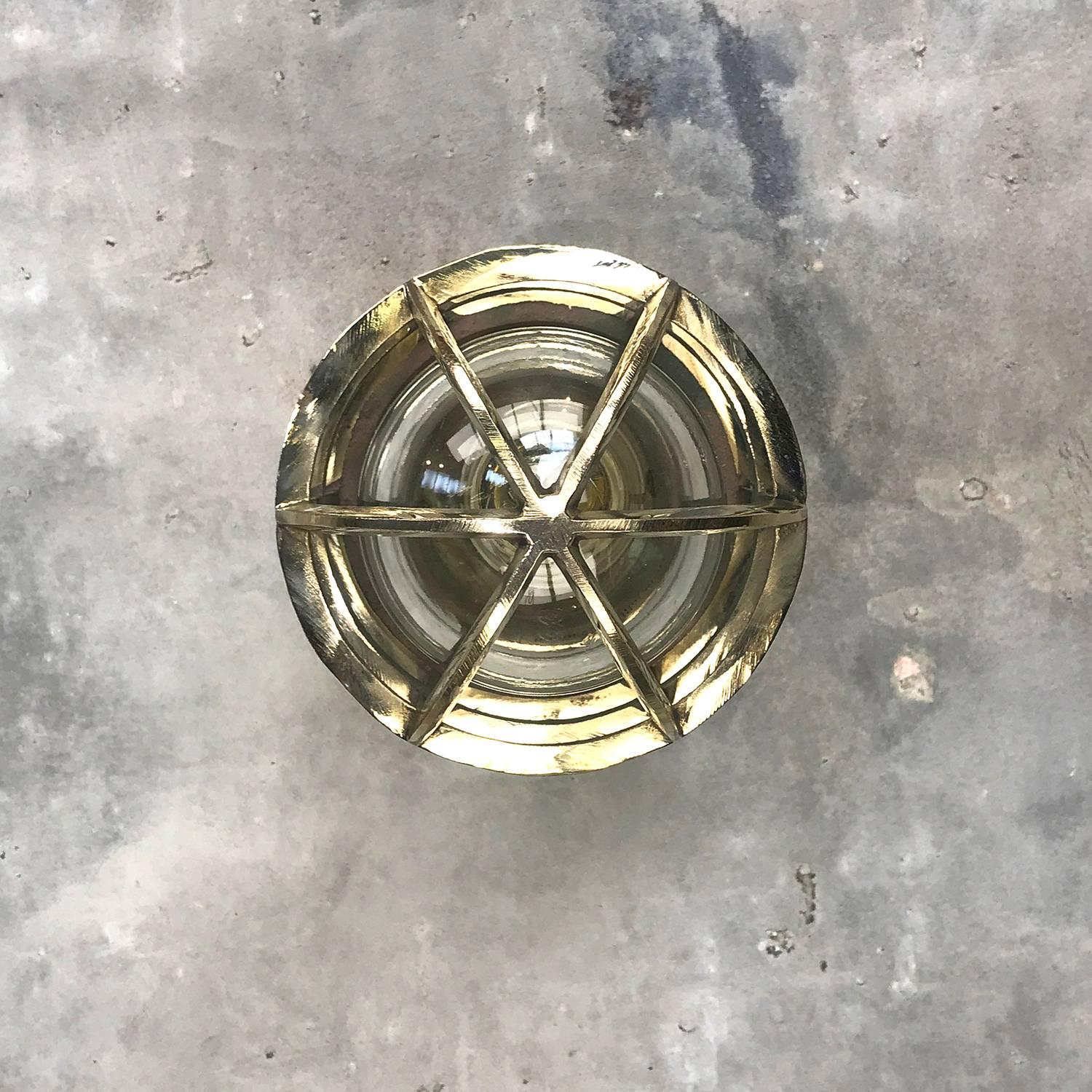 Allemand Applique murale allemande des années 1970 en bronze coulé, laiton, abat-jour en verre et cage en vente