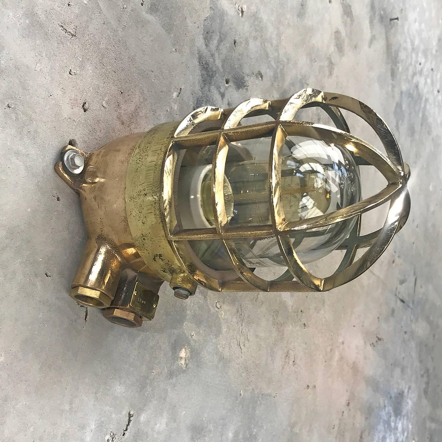 Applique murale allemande des années 1970 en bronze coulé, laiton, abat-jour en verre et cage Excellent état - En vente à Leicester, Leicestershire