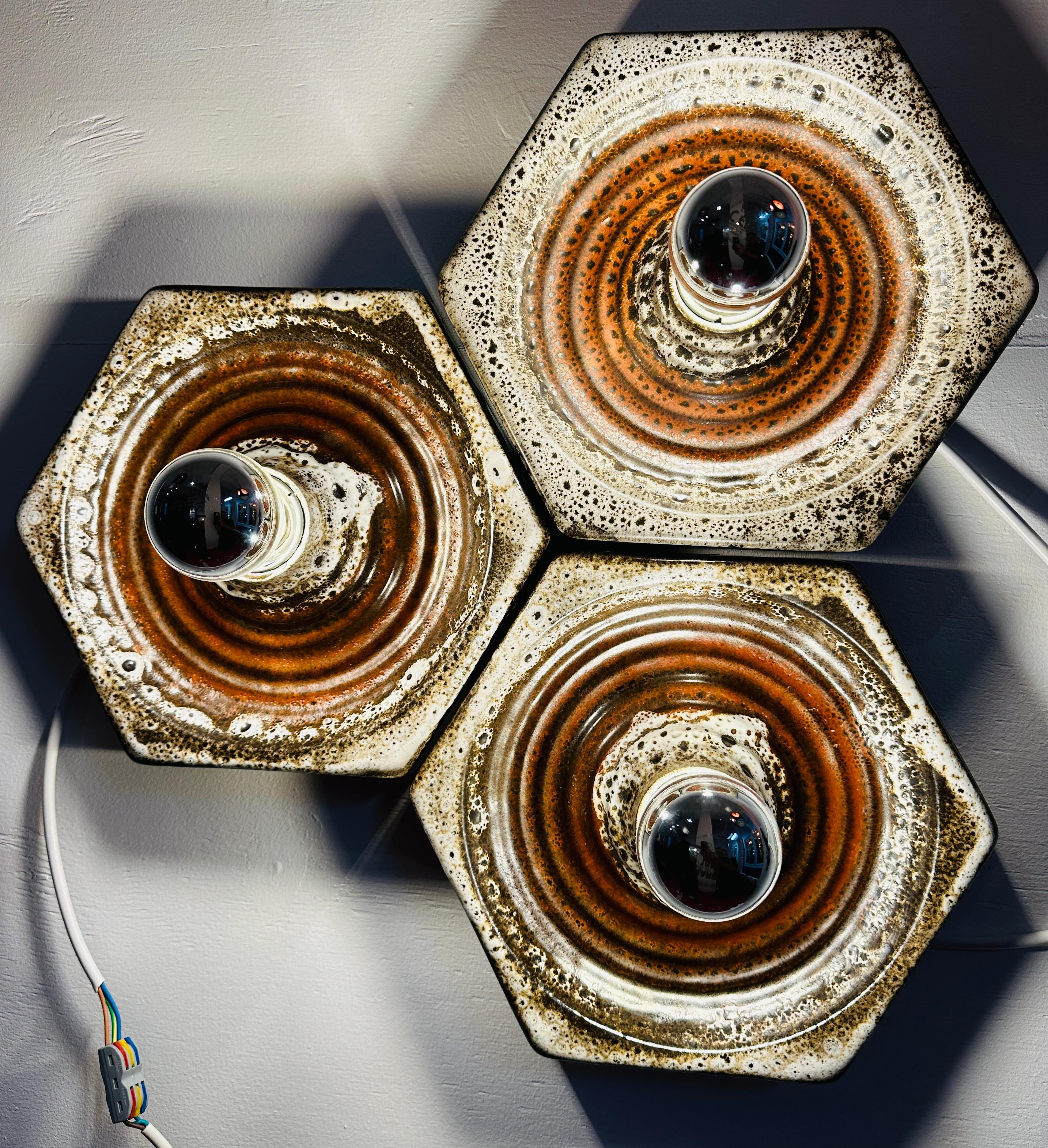 Appliques murales hexagonales en céramique marron et blanc cassé 