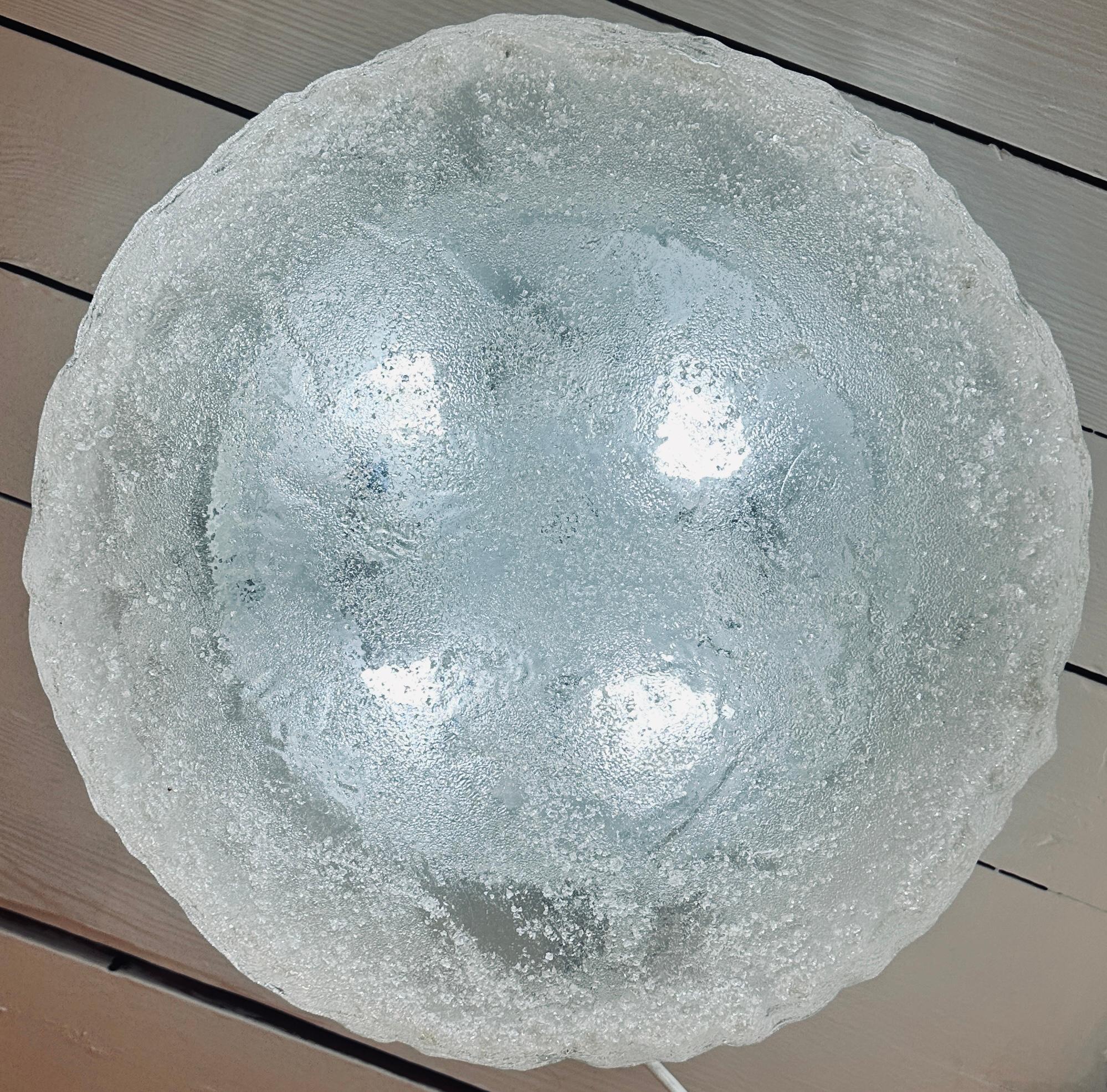 Una grande plafoniera da incasso tedesca degli anni '70, in stile space age.  Prodotto da Glashütte Limburg. Il paralume circolare in vetro smerigliato è fissato a una piastra da soffitto in metallo tramite tre viti che si avvitano sotto un labbro