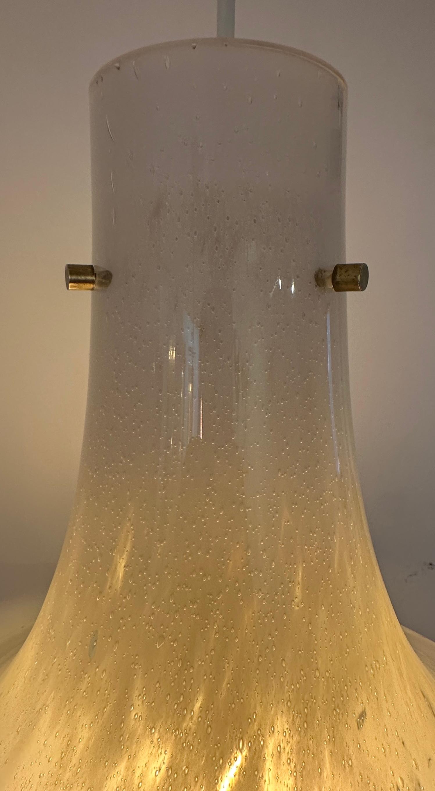 Lampada a sospensione di Glashütte Limburg, anni '70, in vetro bianco screziato e con bolle, a cui si può fare riferimento per la sua forma di sospensione in vendita 4