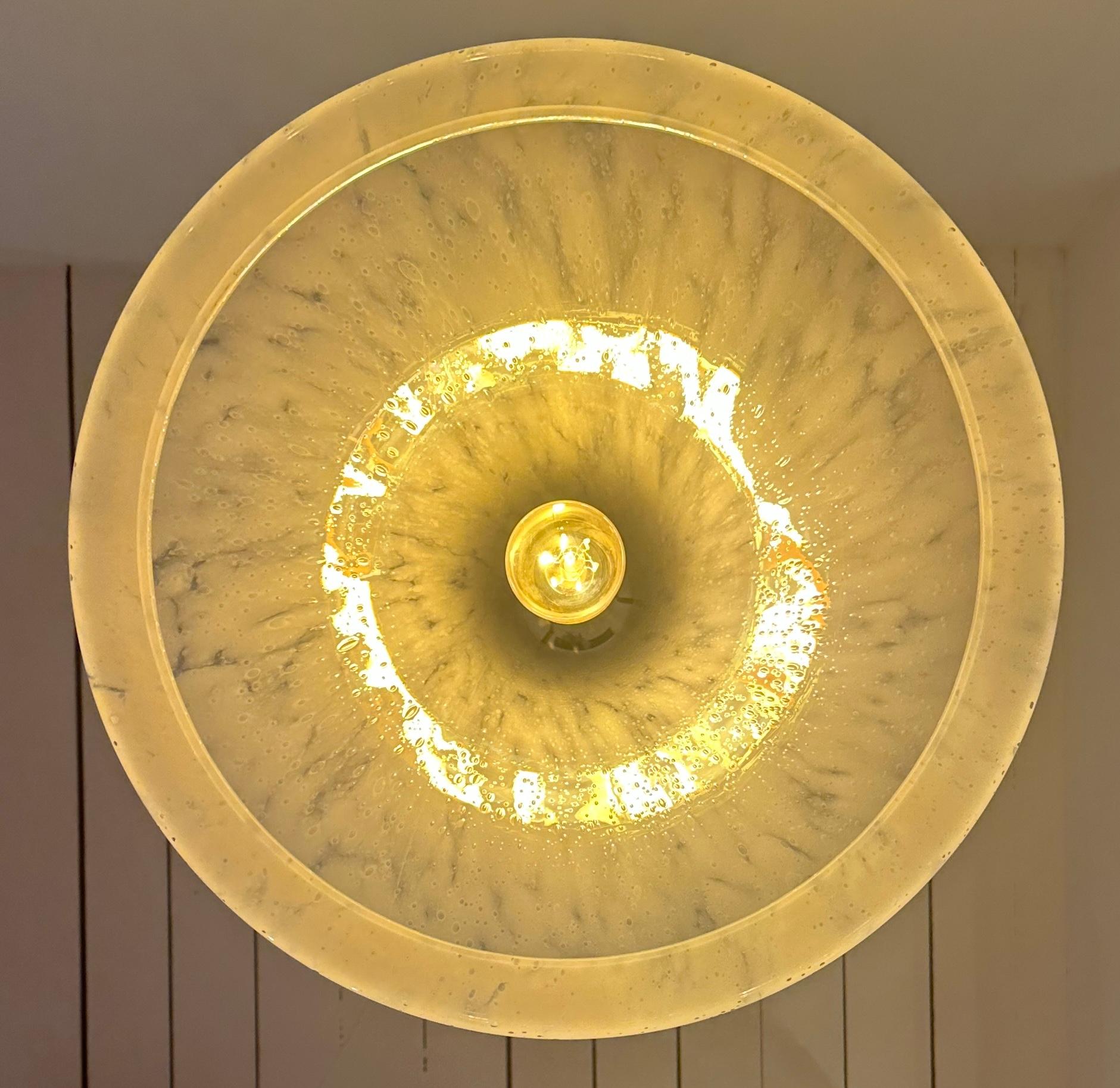 Lampada a sospensione di Glashütte Limburg, anni '70, in vetro bianco screziato e con bolle, a cui si può fare riferimento per la sua forma di sospensione in vendita 6
