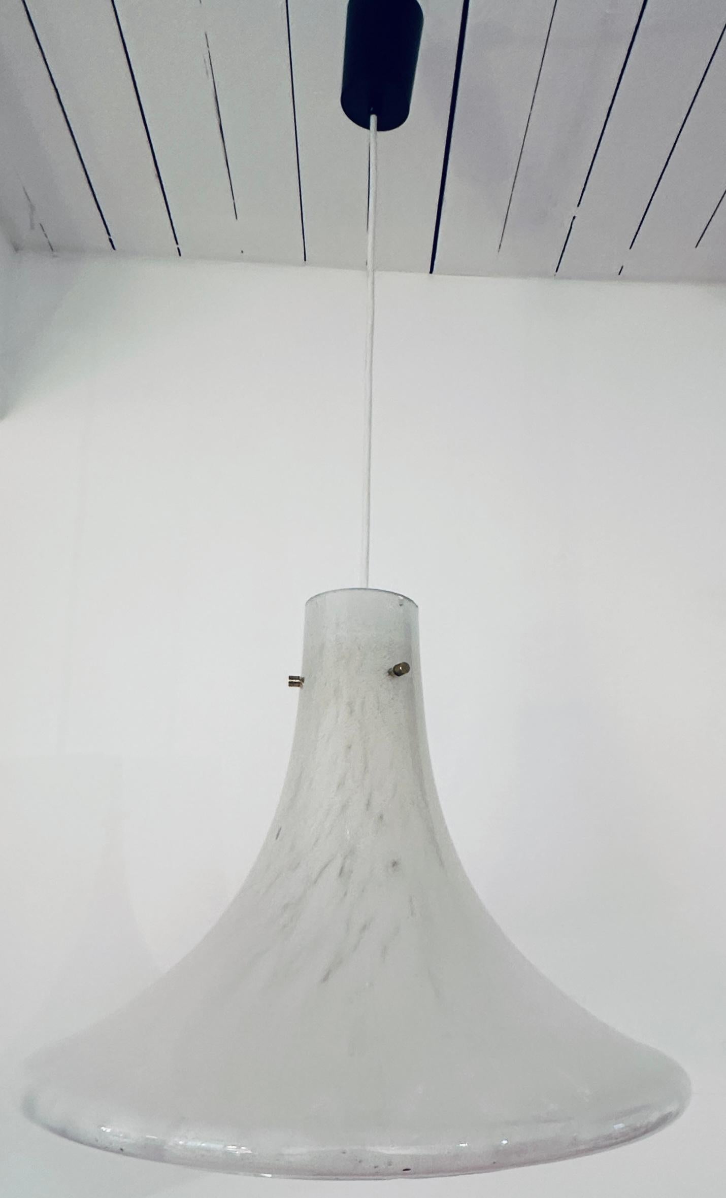 Lampada a sospensione di Glashütte Limburg, anni '70, in vetro bianco screziato e con bolle, a cui si può fare riferimento per la sua forma di sospensione in vendita 8