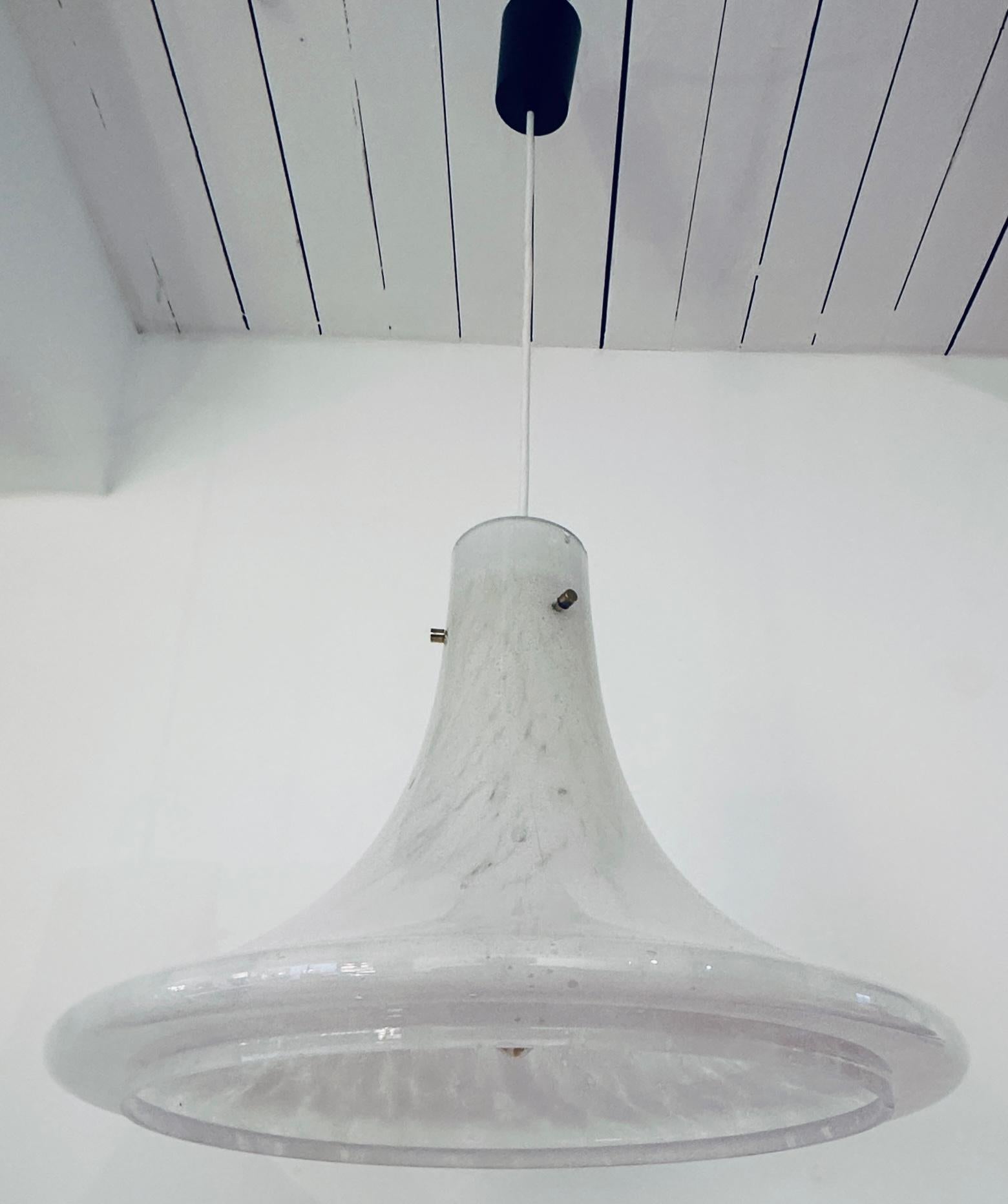 Lampada a sospensione di Glashütte Limburg, anni '70, in vetro bianco screziato e con bolle, a cui si può fare riferimento per la sua forma di sospensione in vendita 9