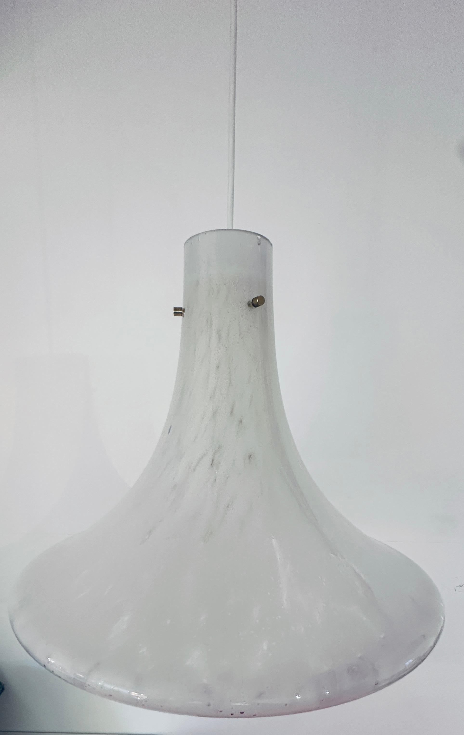 Lampada a sospensione di Glashütte Limburg, anni '70, in vetro bianco screziato e con bolle, a cui si può fare riferimento per la sua forma di sospensione in vendita 10
