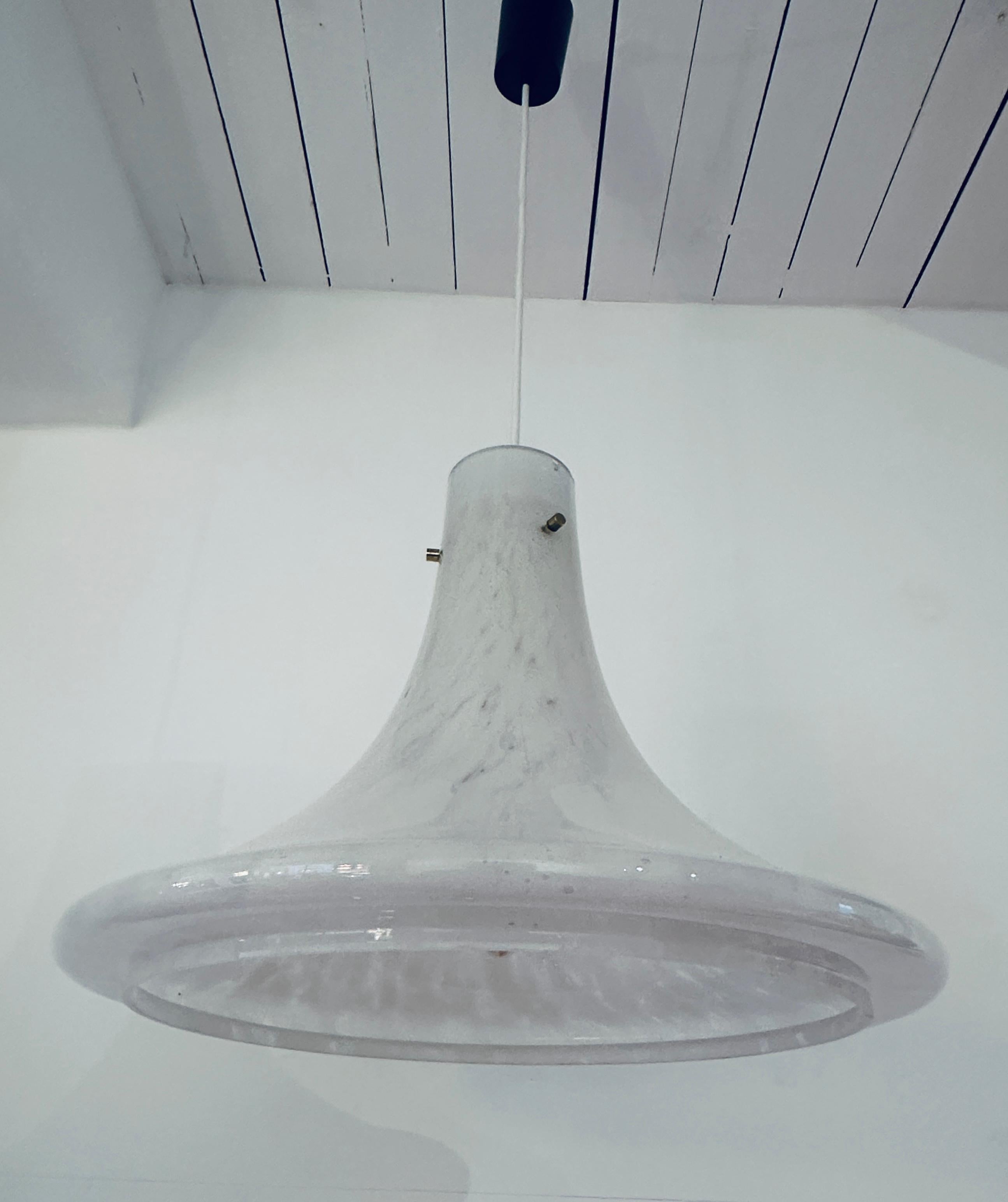 Lampada a sospensione di Glashütte Limburg, anni '70, in vetro bianco screziato e con bolle, a cui si può fare riferimento per la sua forma di sospensione in vendita 11