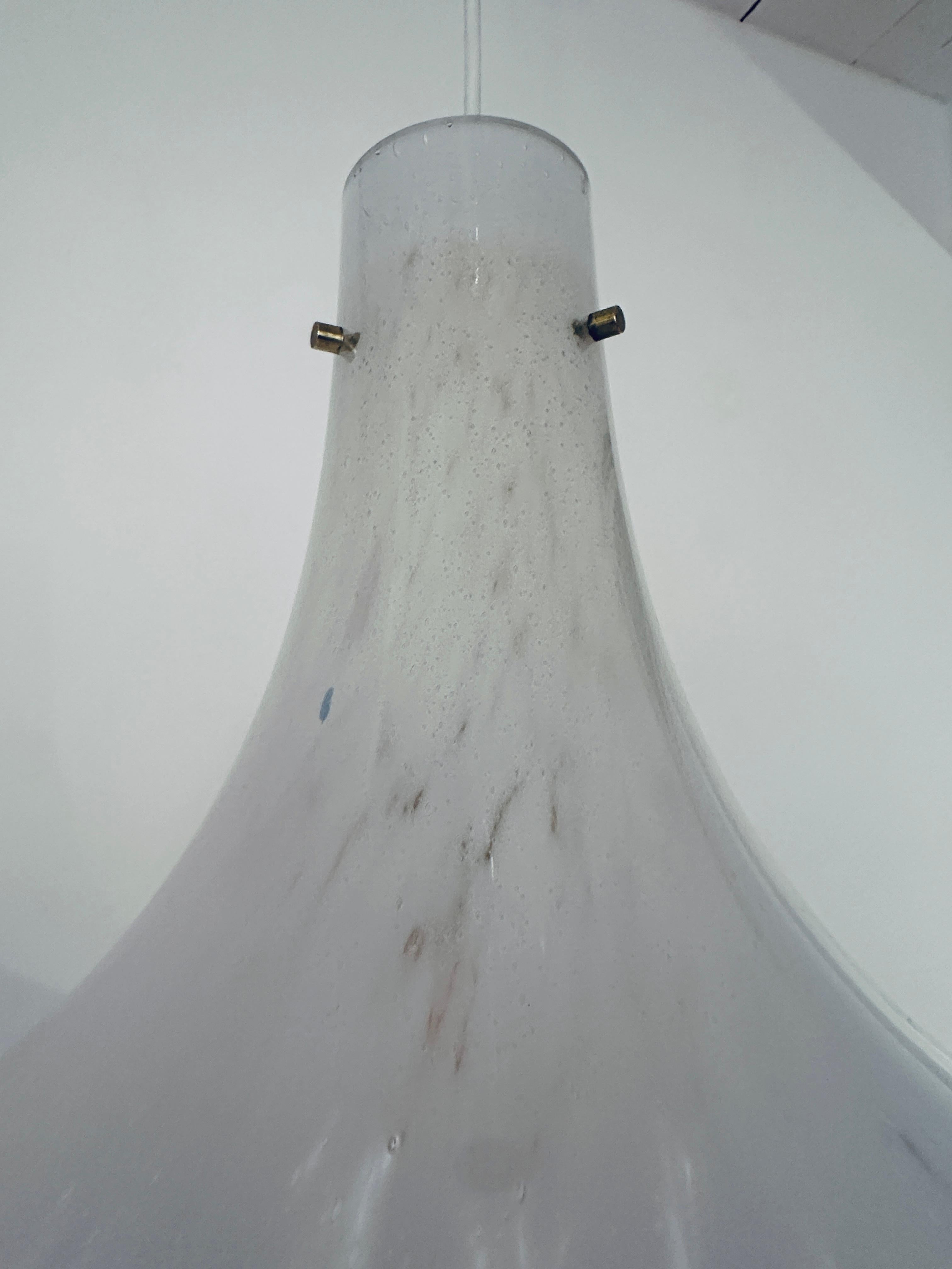 Lampada a sospensione di Glashütte Limburg, anni '70, in vetro bianco screziato e con bolle, a cui si può fare riferimento per la sua forma di sospensione in vendita 12