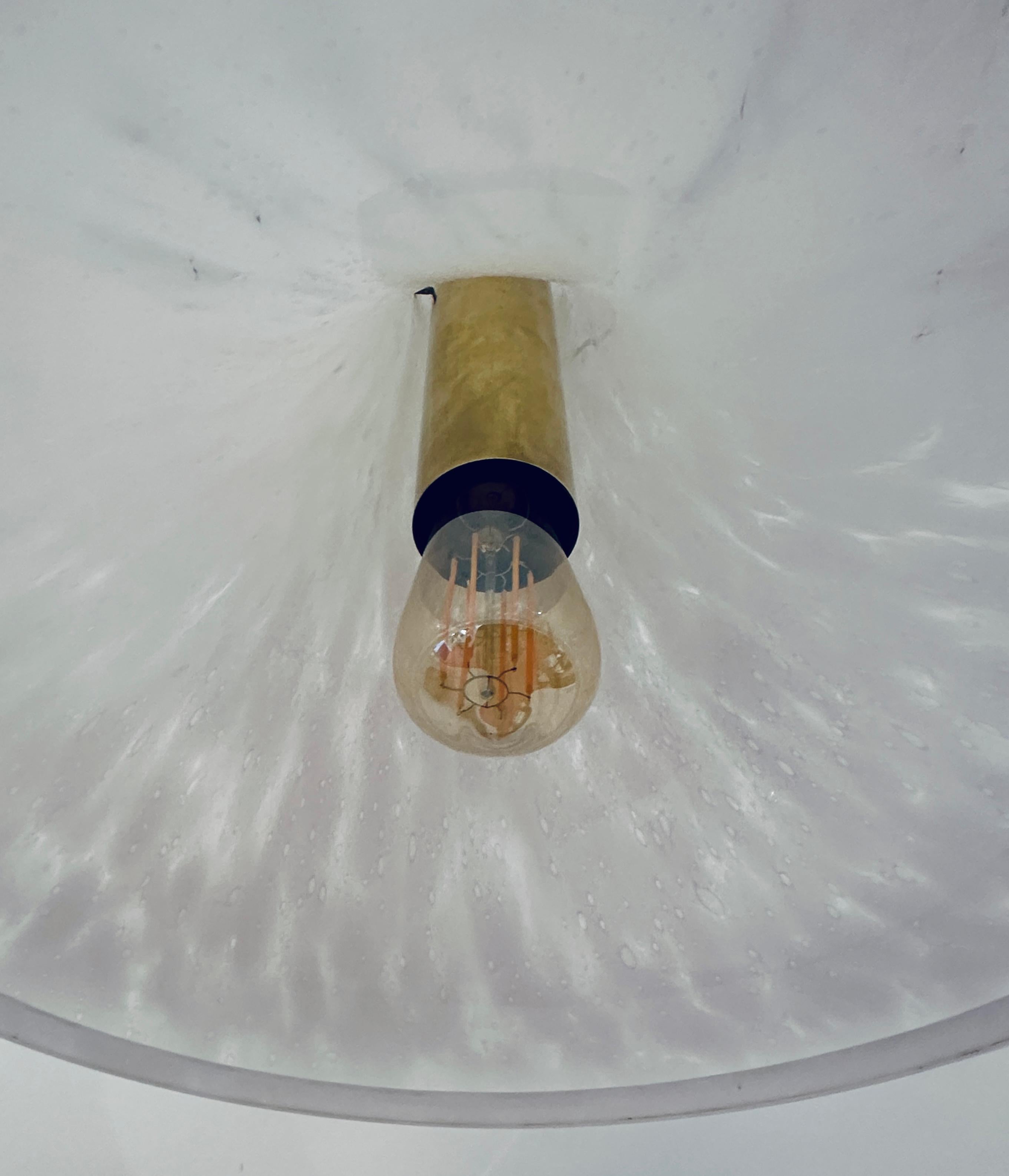 Lampada a sospensione di Glashütte Limburg, anni '70, in vetro bianco screziato e con bolle, a cui si può fare riferimento per la sua forma di sospensione in vendita 13