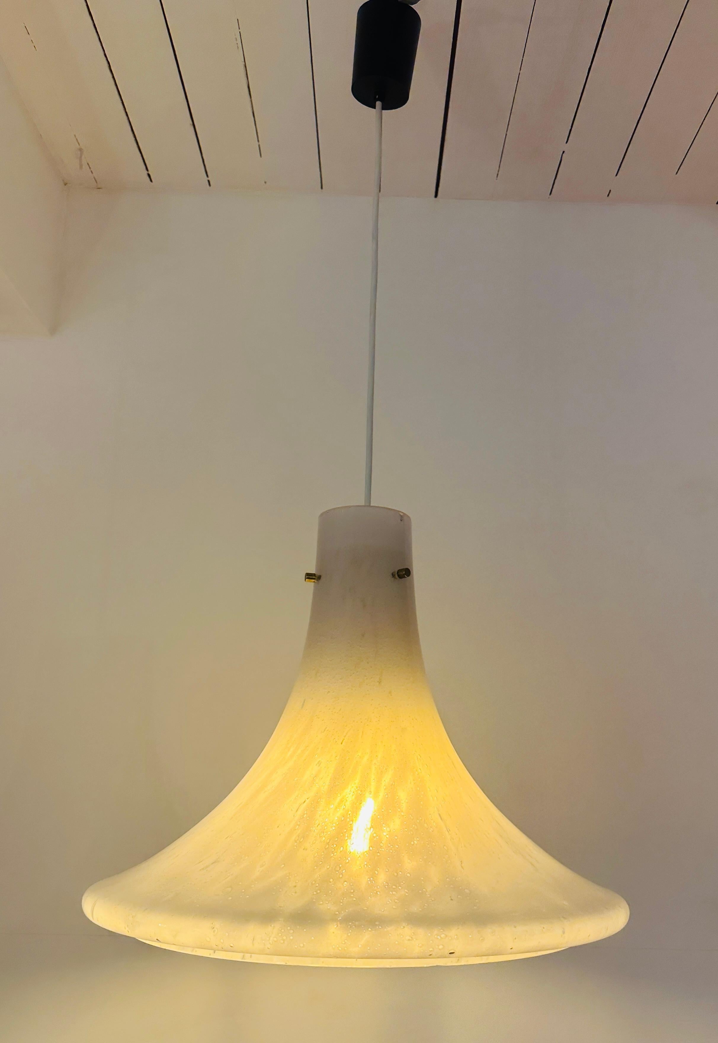 Lampada a sospensione in vetro bianco screziato e bolle di Glashütte Limburg, vintage anni '70.  Un interessante e pesante paralume in vetro screziato a forma di tromba con un bordo esterno arrotondato e una cresta intorno alla base.  Il paralume è