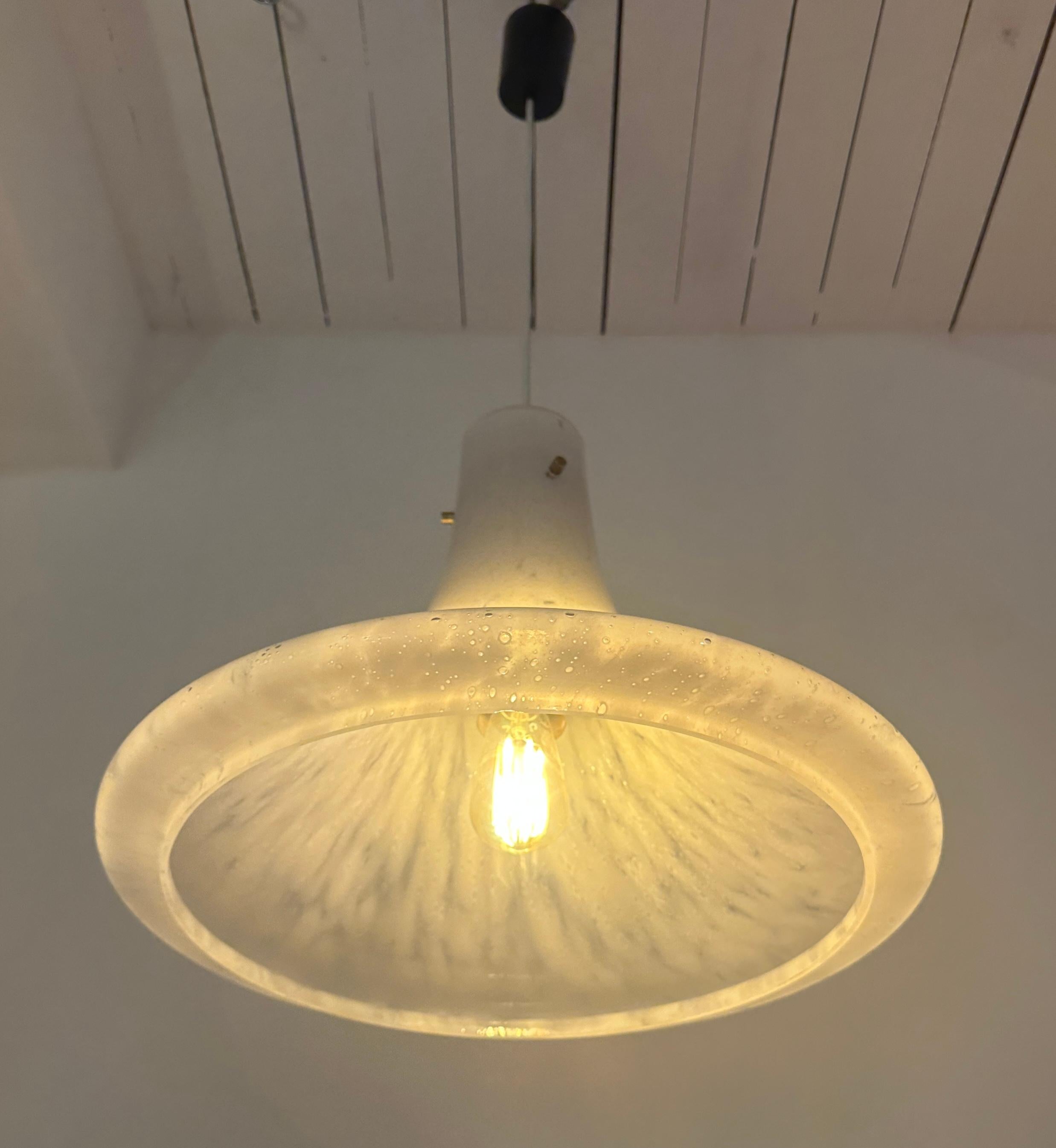 Space Age Lampada a sospensione di Glashütte Limburg, anni '70, in vetro bianco screziato e con bolle, a cui si può fare riferimento per la sua forma di sospensione in vendita