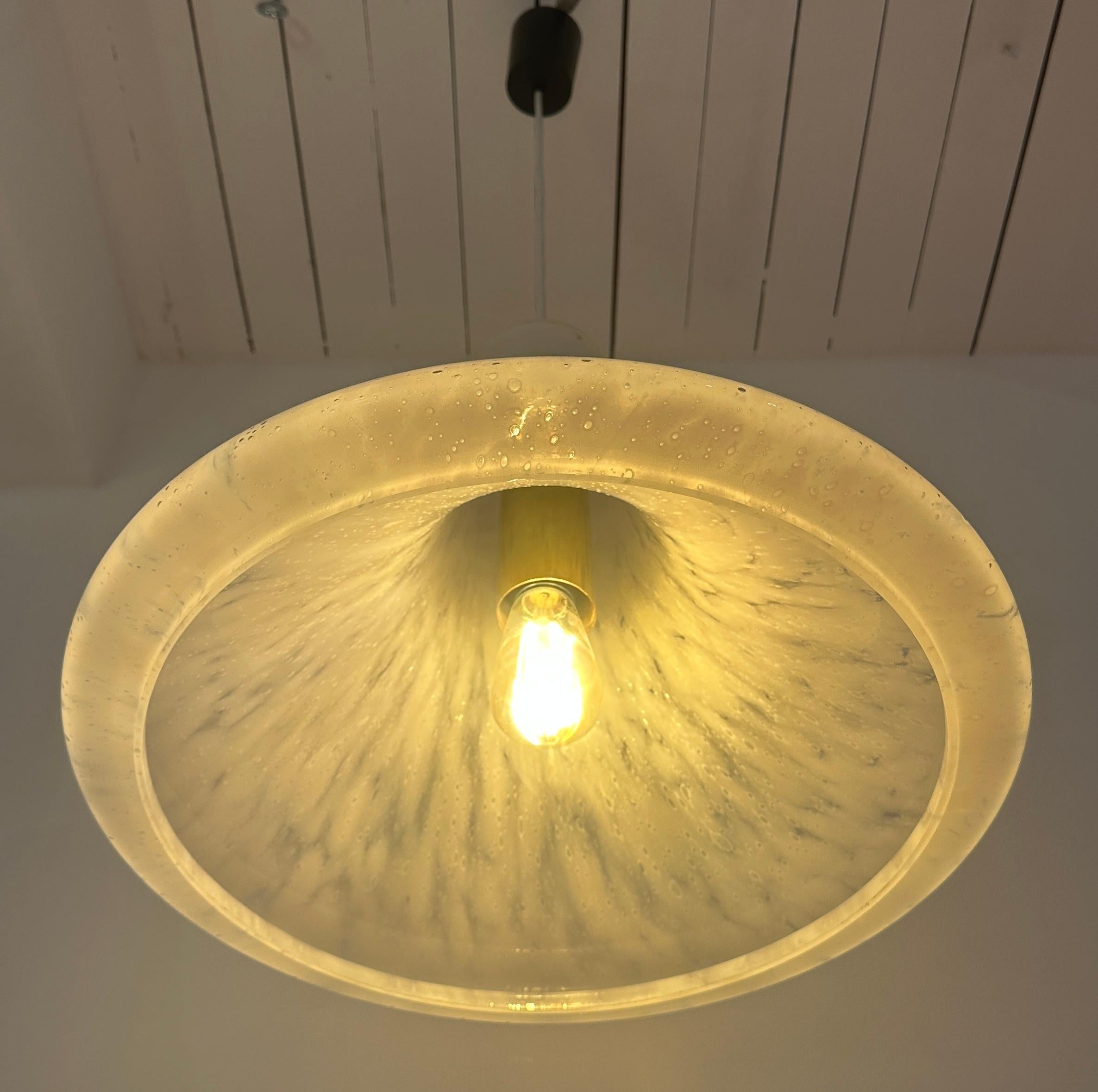 Tedesco Lampada a sospensione di Glashütte Limburg, anni '70, in vetro bianco screziato e con bolle, a cui si può fare riferimento per la sua forma di sospensione in vendita