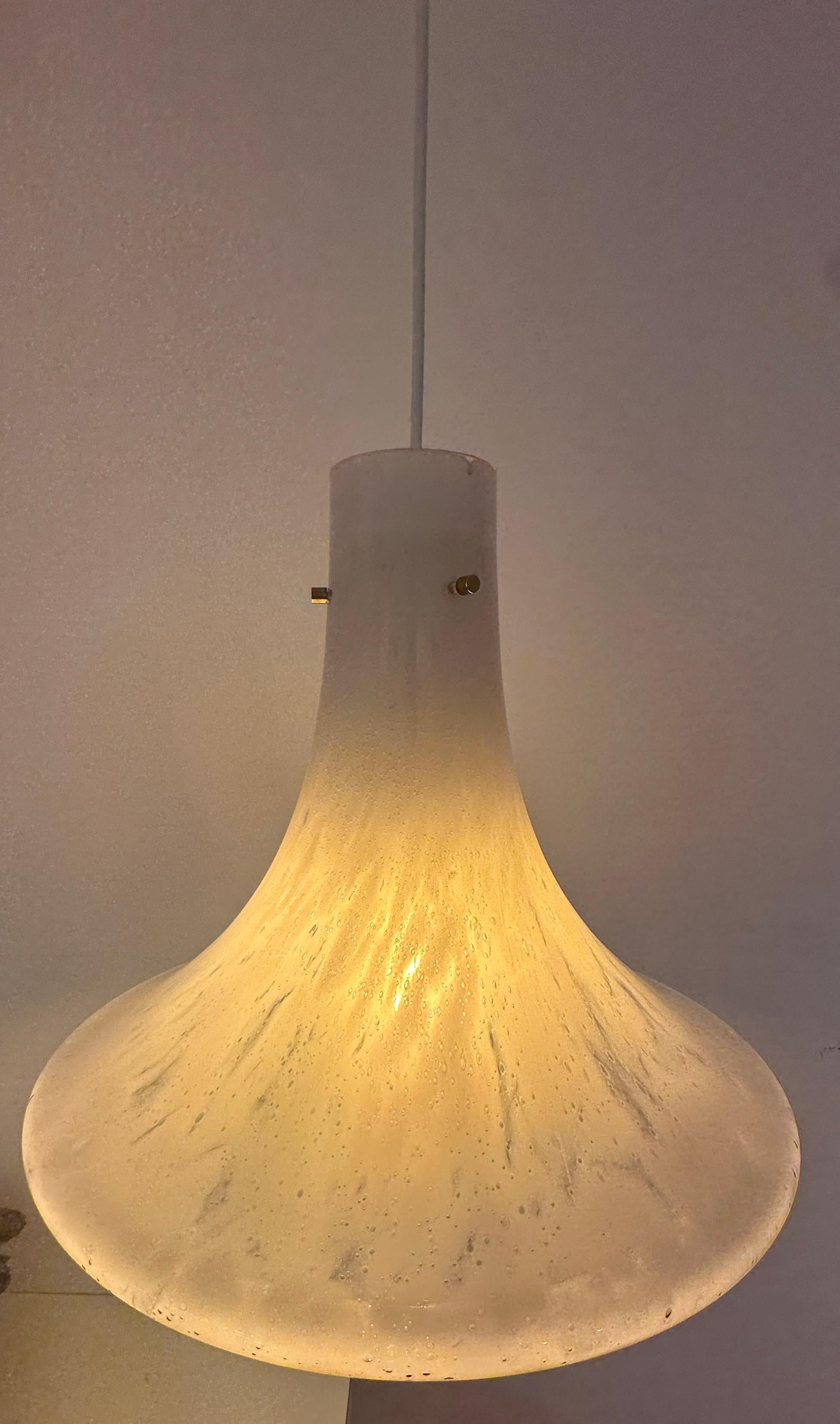 Lampada a sospensione di Glashütte Limburg, anni '70, in vetro bianco screziato e con bolle, a cui si può fare riferimento per la sua forma di sospensione In condizioni buone in vendita a London, GB