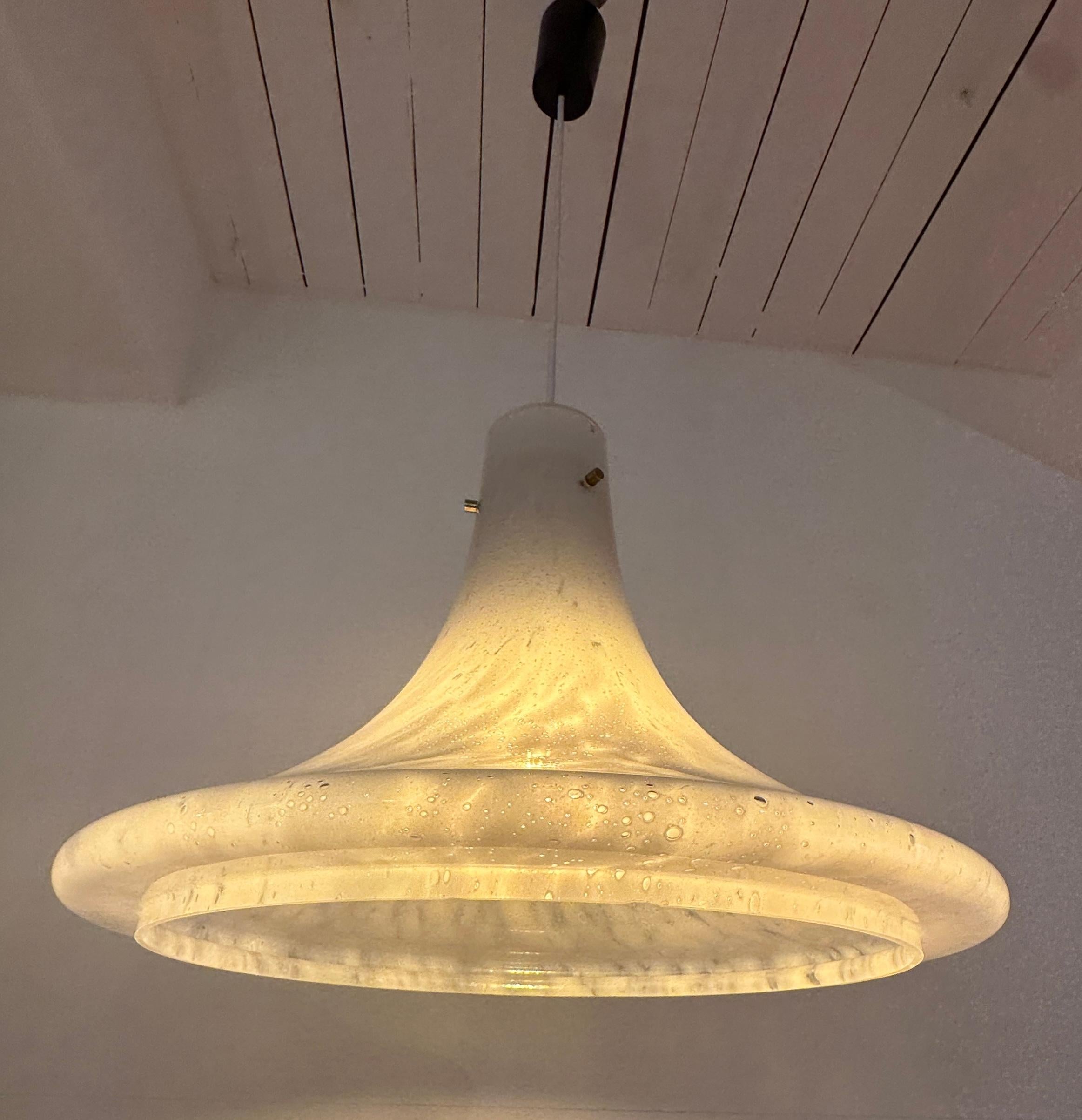 XX secolo Lampada a sospensione di Glashütte Limburg, anni '70, in vetro bianco screziato e con bolle, a cui si può fare riferimento per la sua forma di sospensione in vendita