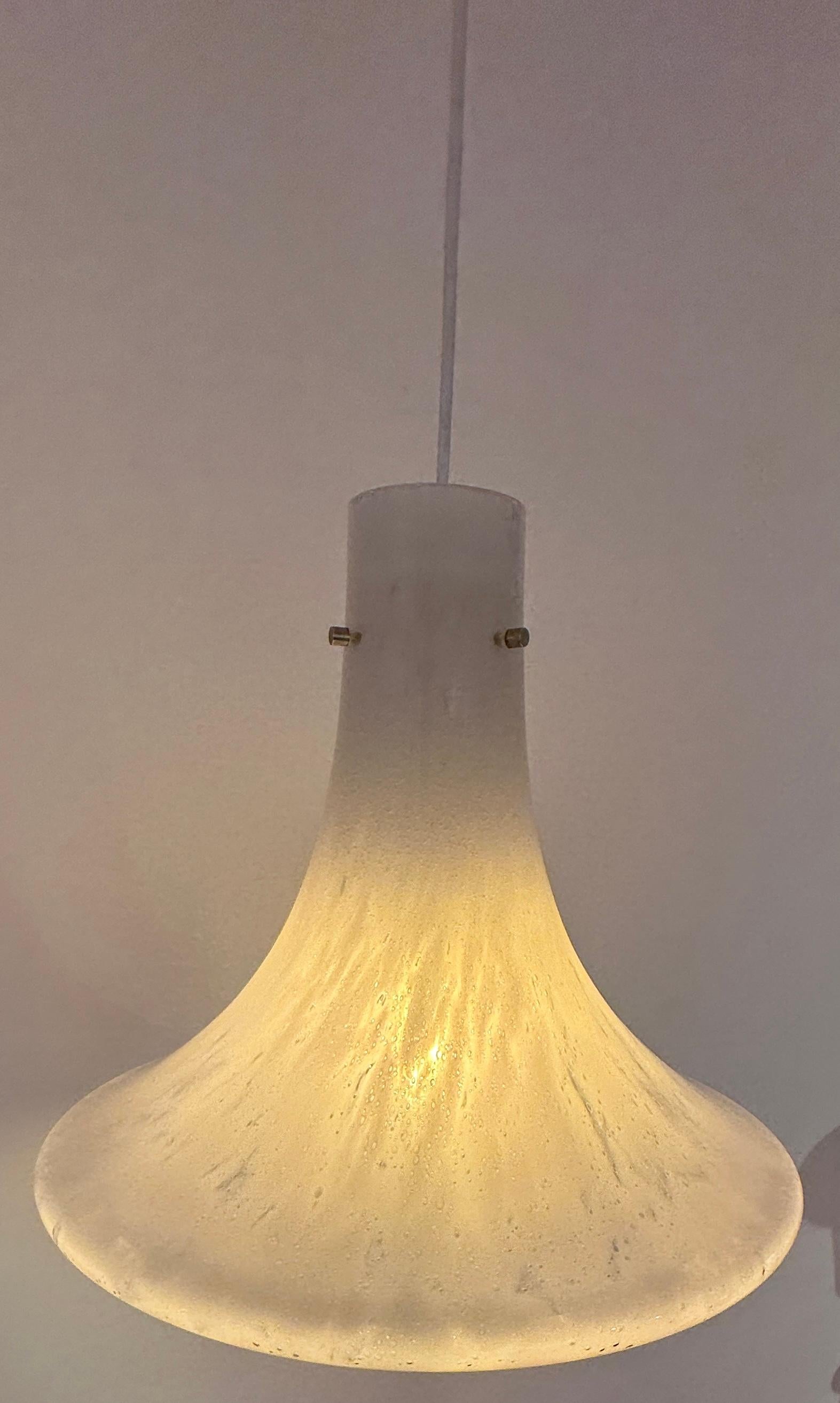 Ottone Lampada a sospensione di Glashütte Limburg, anni '70, in vetro bianco screziato e con bolle, a cui si può fare riferimento per la sua forma di sospensione in vendita