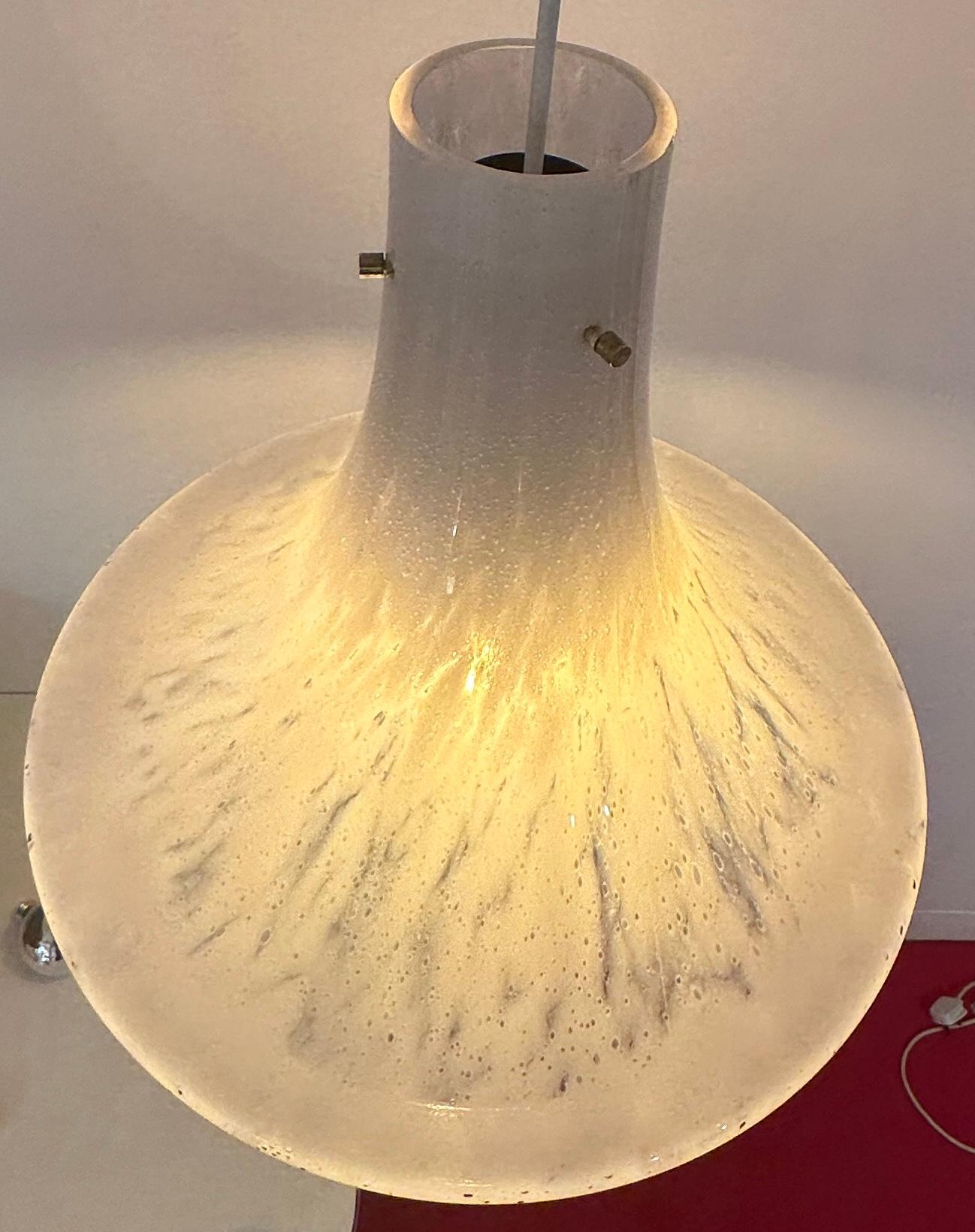 Lampada a sospensione di Glashütte Limburg, anni '70, in vetro bianco screziato e con bolle, a cui si può fare riferimento per la sua forma di sospensione in vendita 1