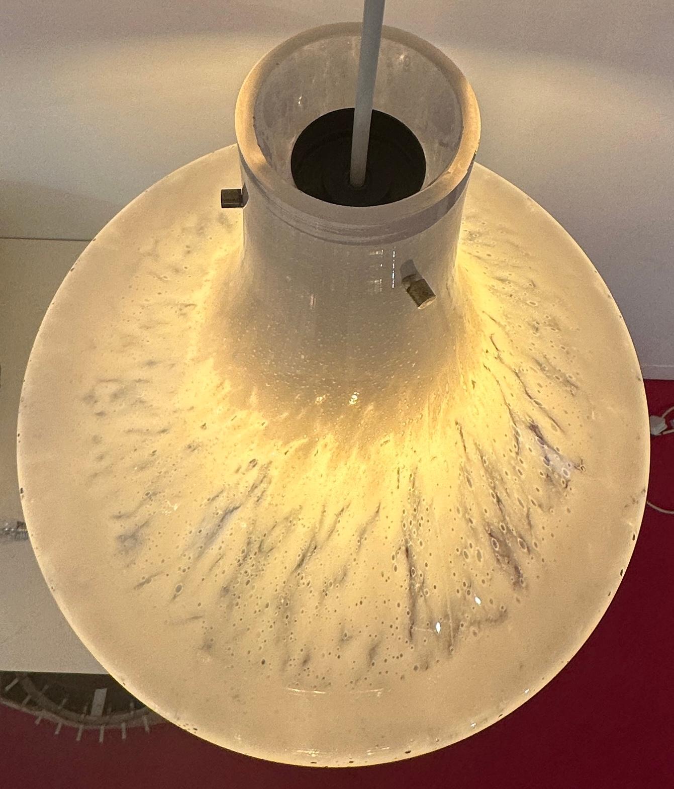 Lampada a sospensione di Glashütte Limburg, anni '70, in vetro bianco screziato e con bolle, a cui si può fare riferimento per la sua forma di sospensione in vendita 2