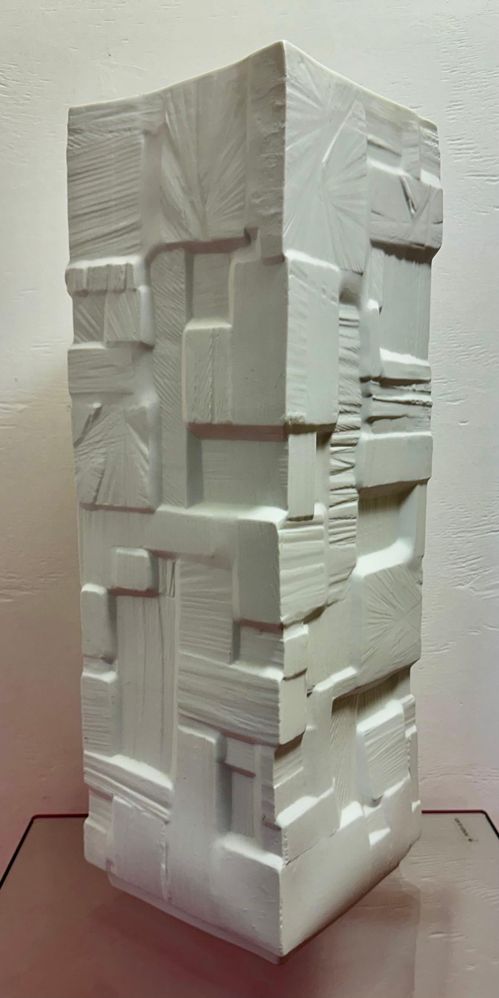 Tedesco Vaso in porcellana di bisquit bianco opaco Heinrich Ceramics Op Art degli anni '70 n. 2014 in vendita