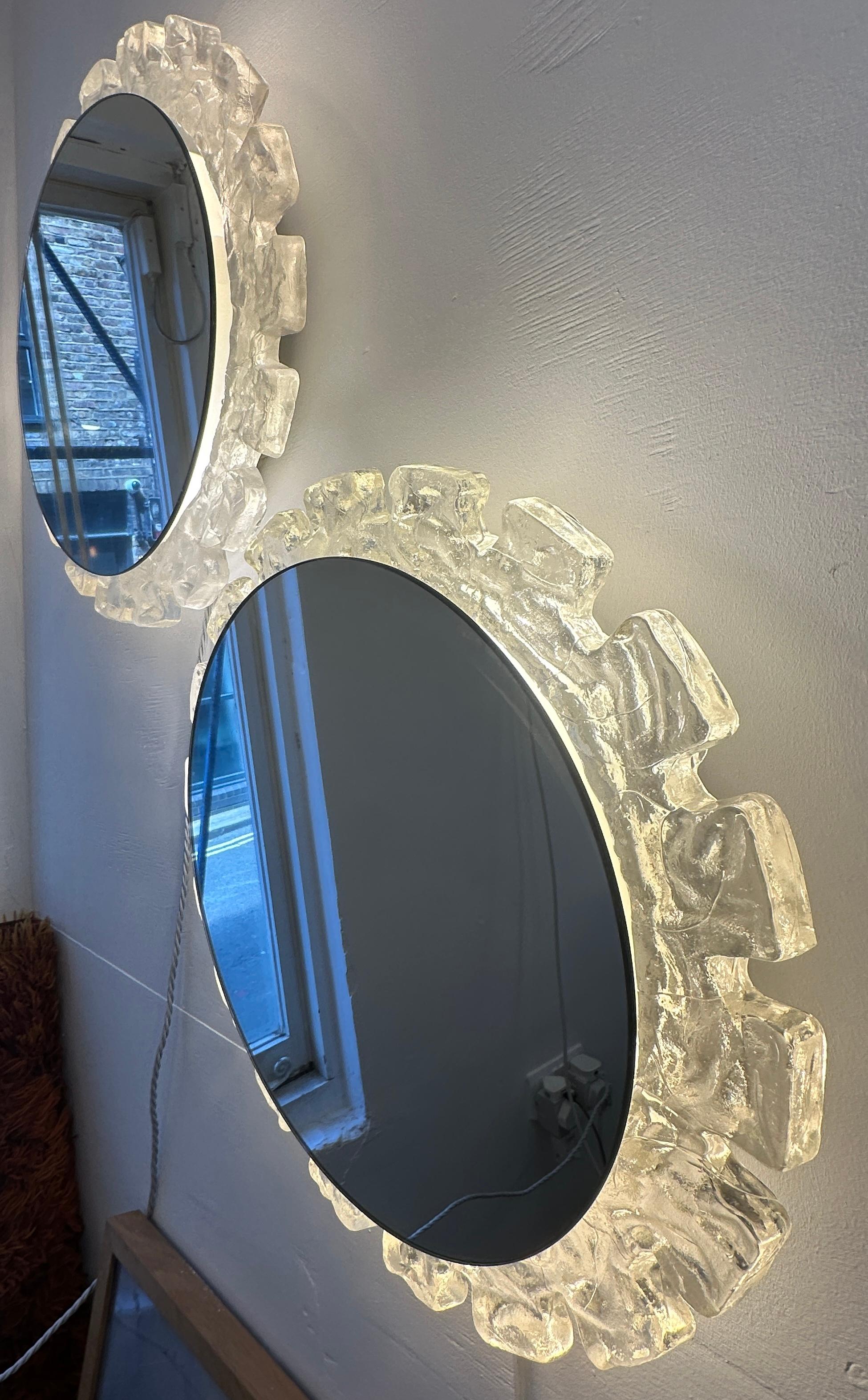 Laqué 1970 German Hillebrand Illuminated Iced Encaded Acrylic Wall Mirrors 2 Available (Miroirs muraux en acrylique éclairés et glacés) en vente
