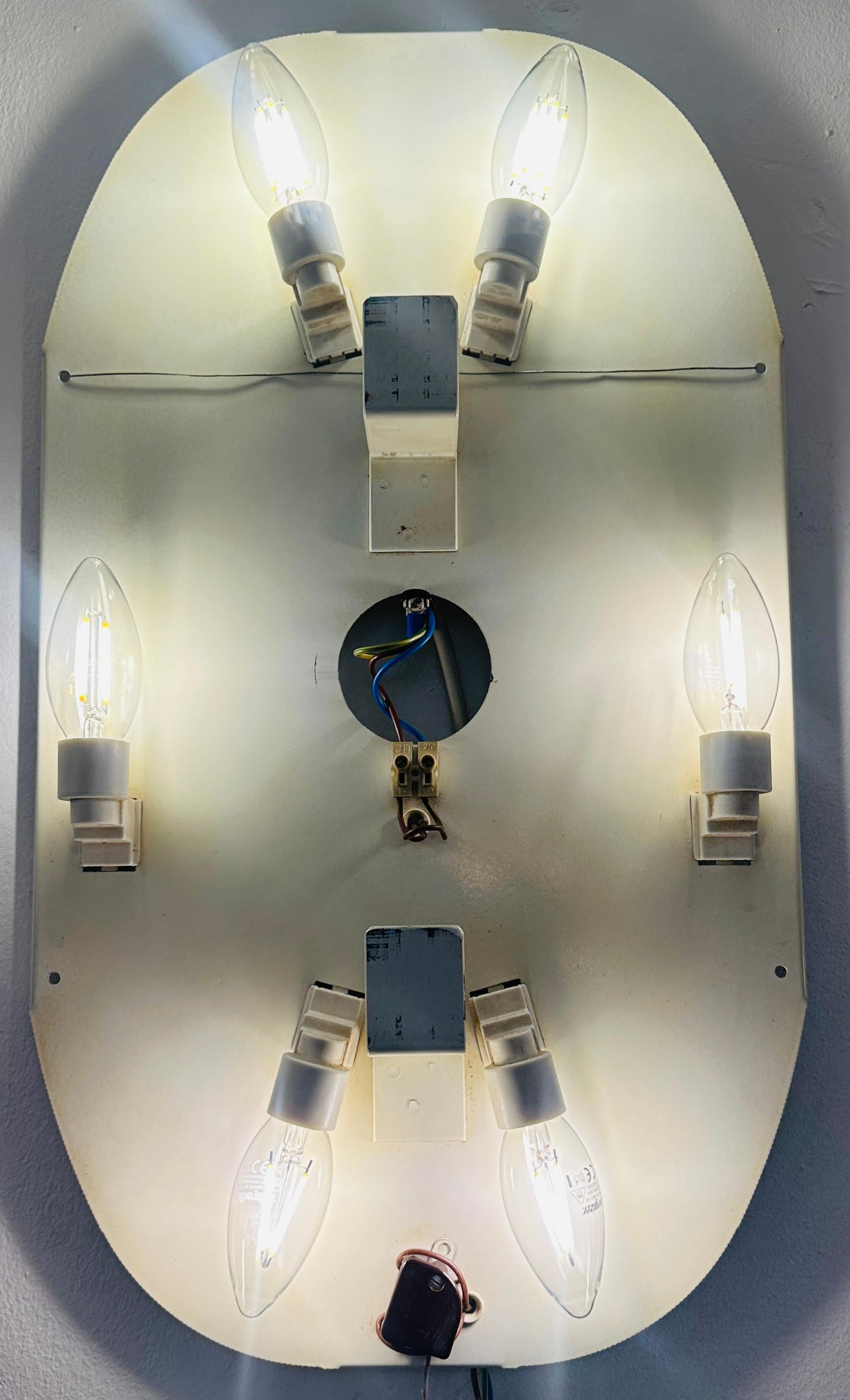 1970er Jahre Deutsch Hillebrand Leuchten Beleuchtete Hintergrundbeleuchtung Lucite Bernstein Wandspiegel 10