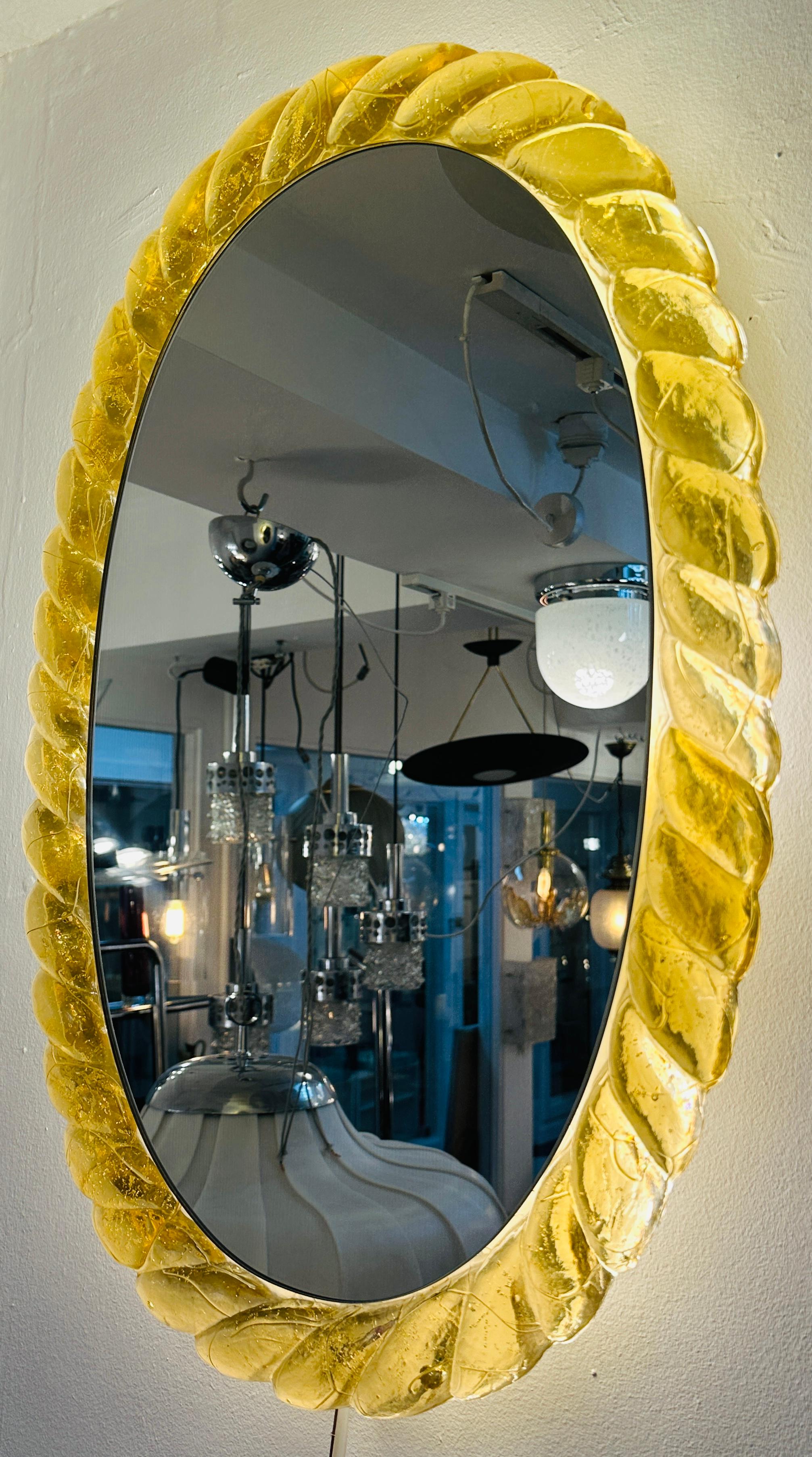 1970er Jahre Deutsch Hillebrand Leuchten Beleuchtete Hintergrundbeleuchtung Lucite Bernstein Wandspiegel (Moderne der Mitte des Jahrhunderts)