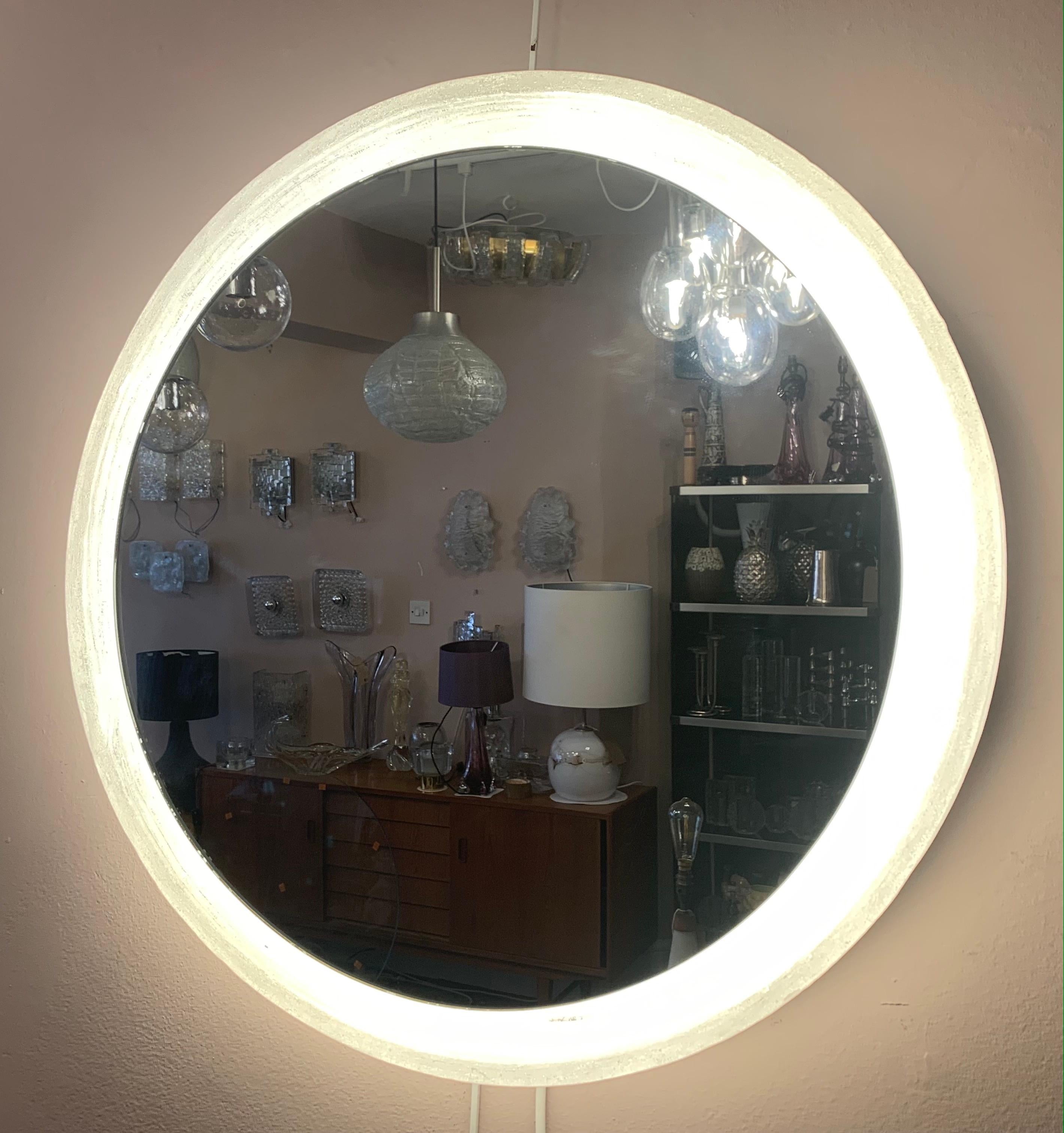 1970s German Hillebrand Round Illuminated Backlit Lucite Circular Wall Mirror In Good Condition In London, GB
