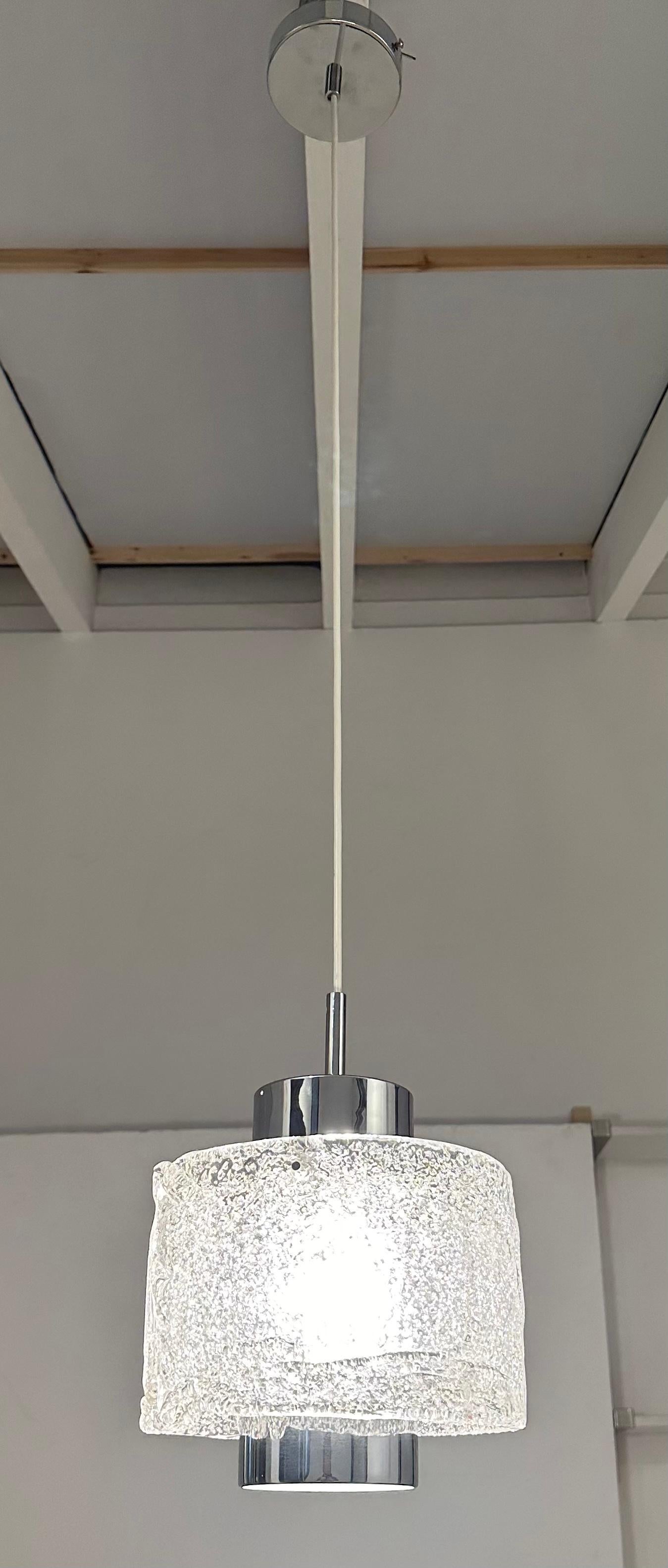 Lampada a sospensione tedesca degli anni '70 J.T. Kalmar Franken in vetro satinato e cromo in vendita 8