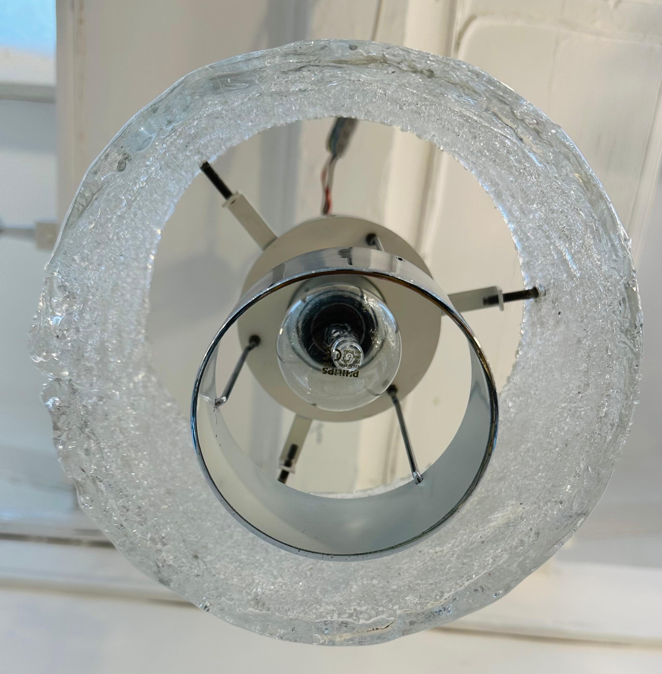 Lampada a sospensione tedesca degli anni '70 J.T. Kalmar Franken in vetro satinato e cromo in vendita 5