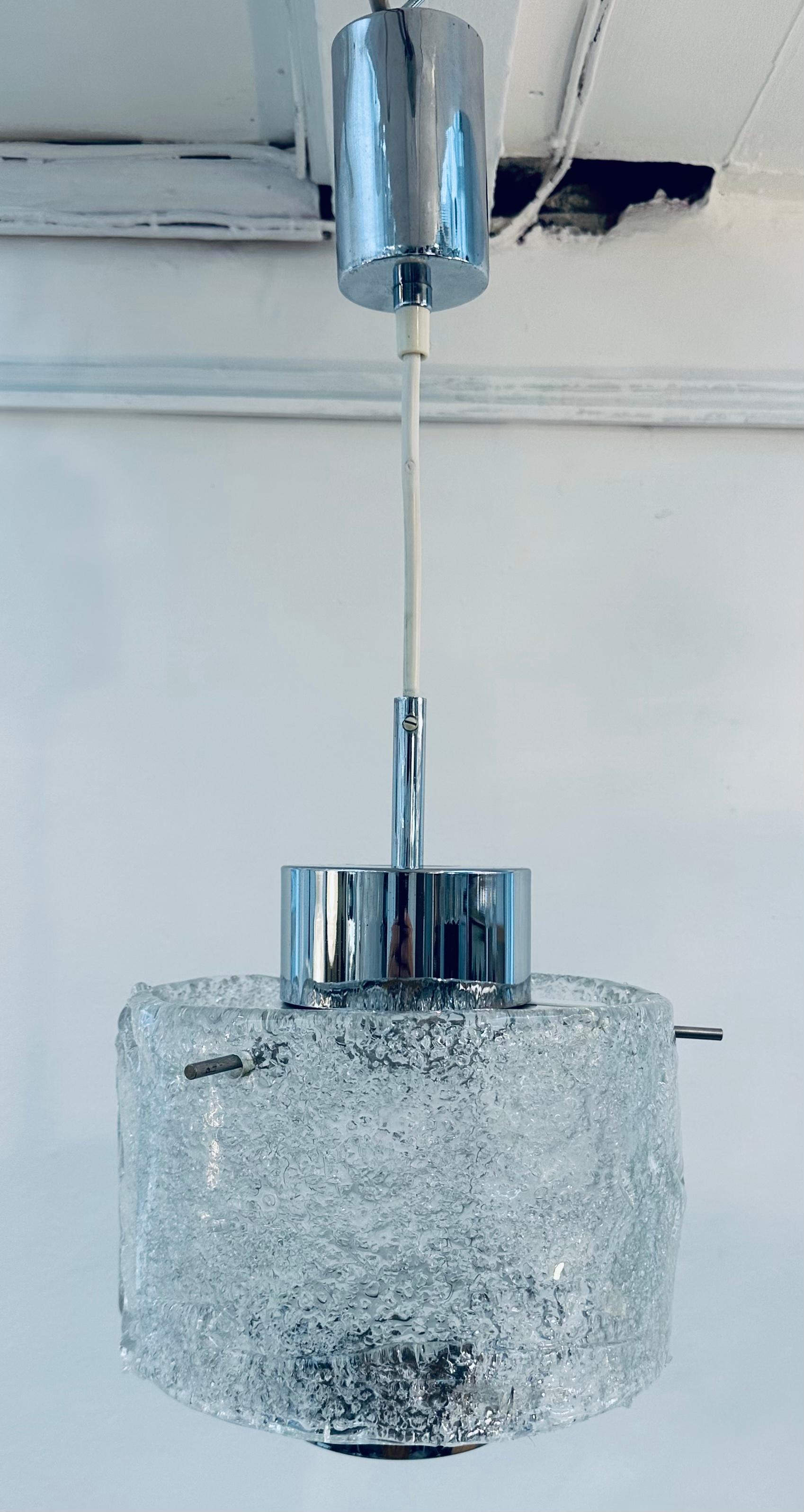 Plafoniera a sospensione in vetro satinato degli anni '70, prodotta in Germania.  Progettato da J.T. Kalmar per Kalmar Franken KG.  La lampada ha un paralume circolare in vetro smerigliato e satinato, con un portalampada centrale cromato che è